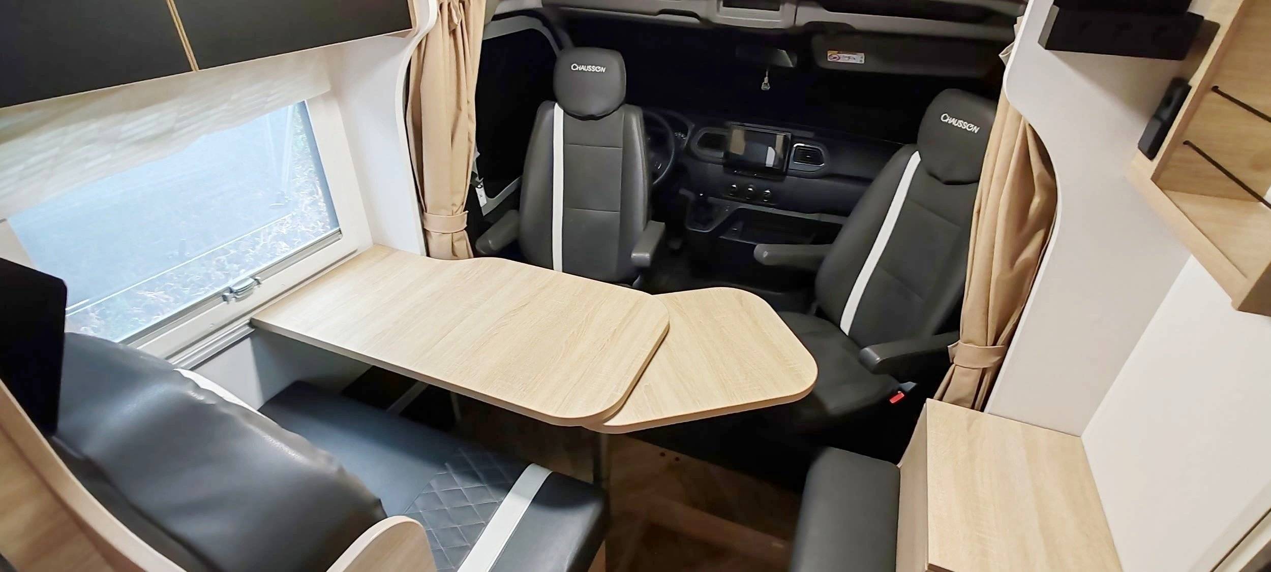 Dining Area Renault Master 2,3 l 145 ch - Yescapa