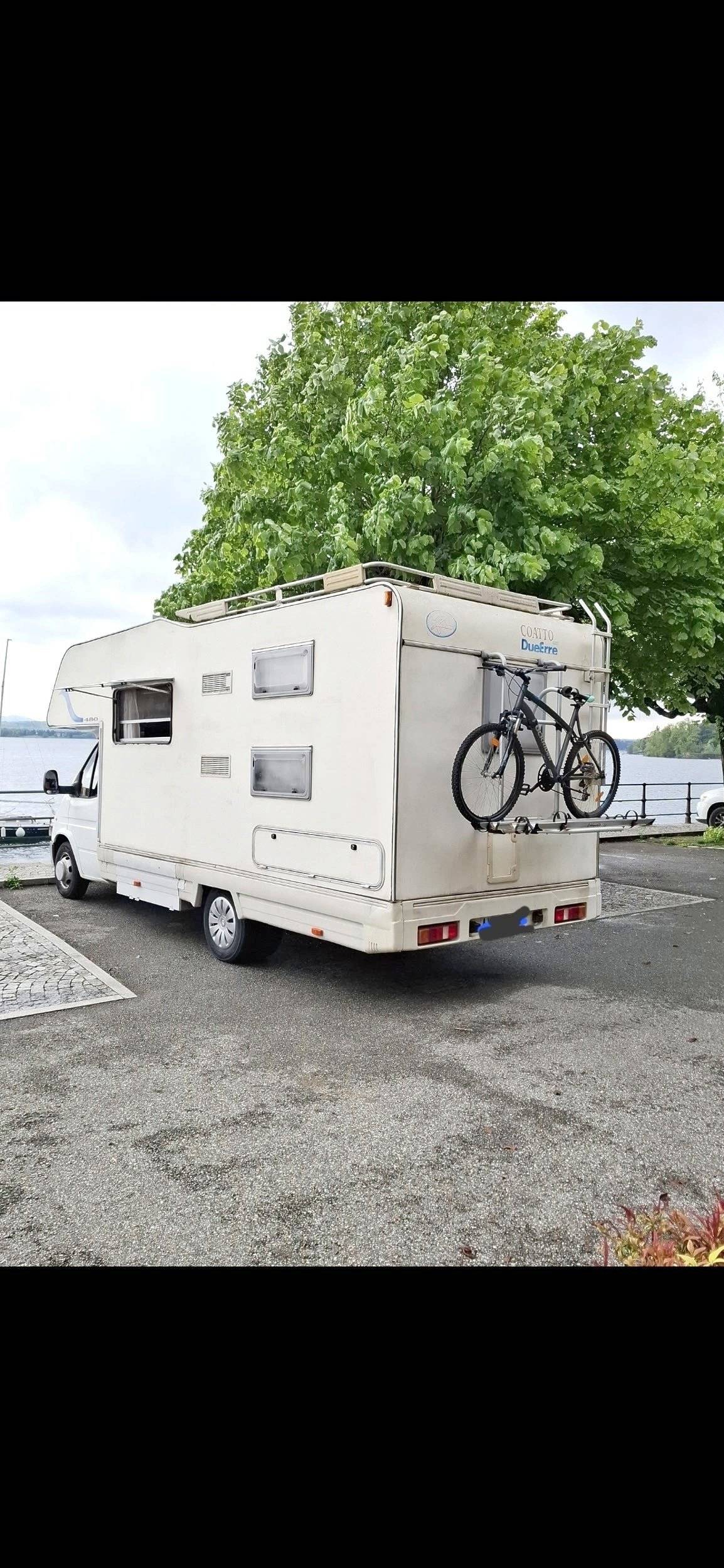 Vue avant de 3/4 Ford transit 2.5TD - Yescapa
