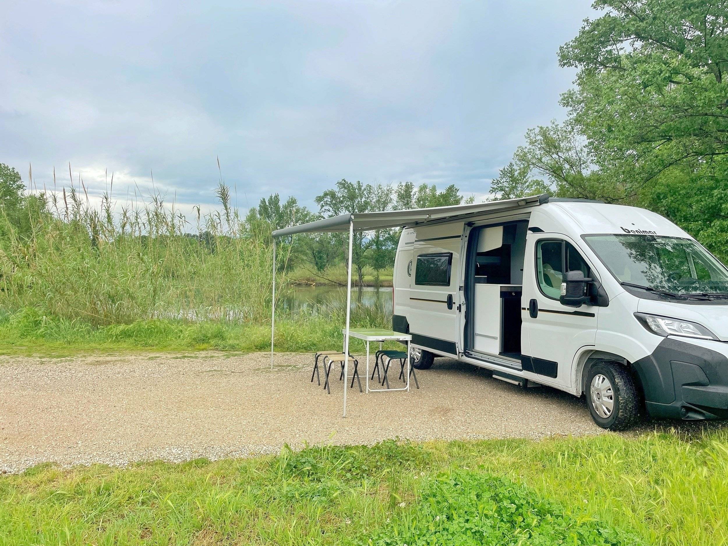 schräge Vorderansicht Fiat 2,3 l 130 ch - Yescapa