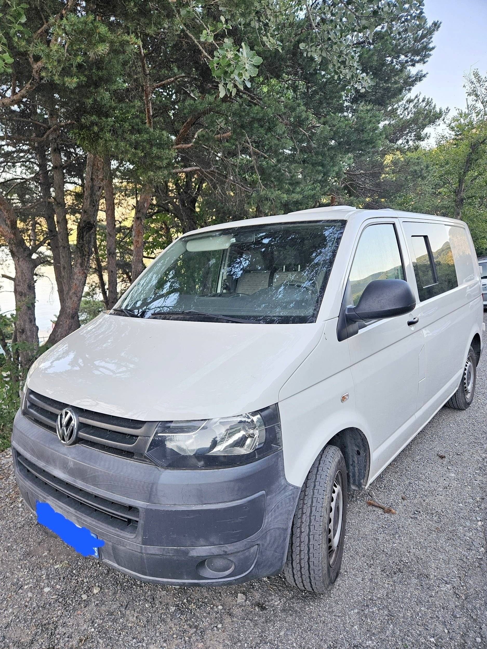 Vista de 3/4 Volkswagen T5 2,0 l 102 ch - Yescapa