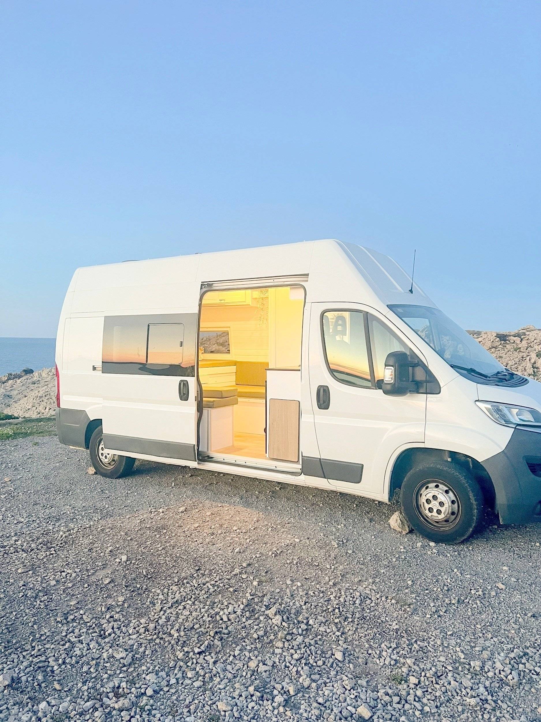 schräge Vorderansicht Citroën CITROEN JUMPER 130 CV - Yescapa