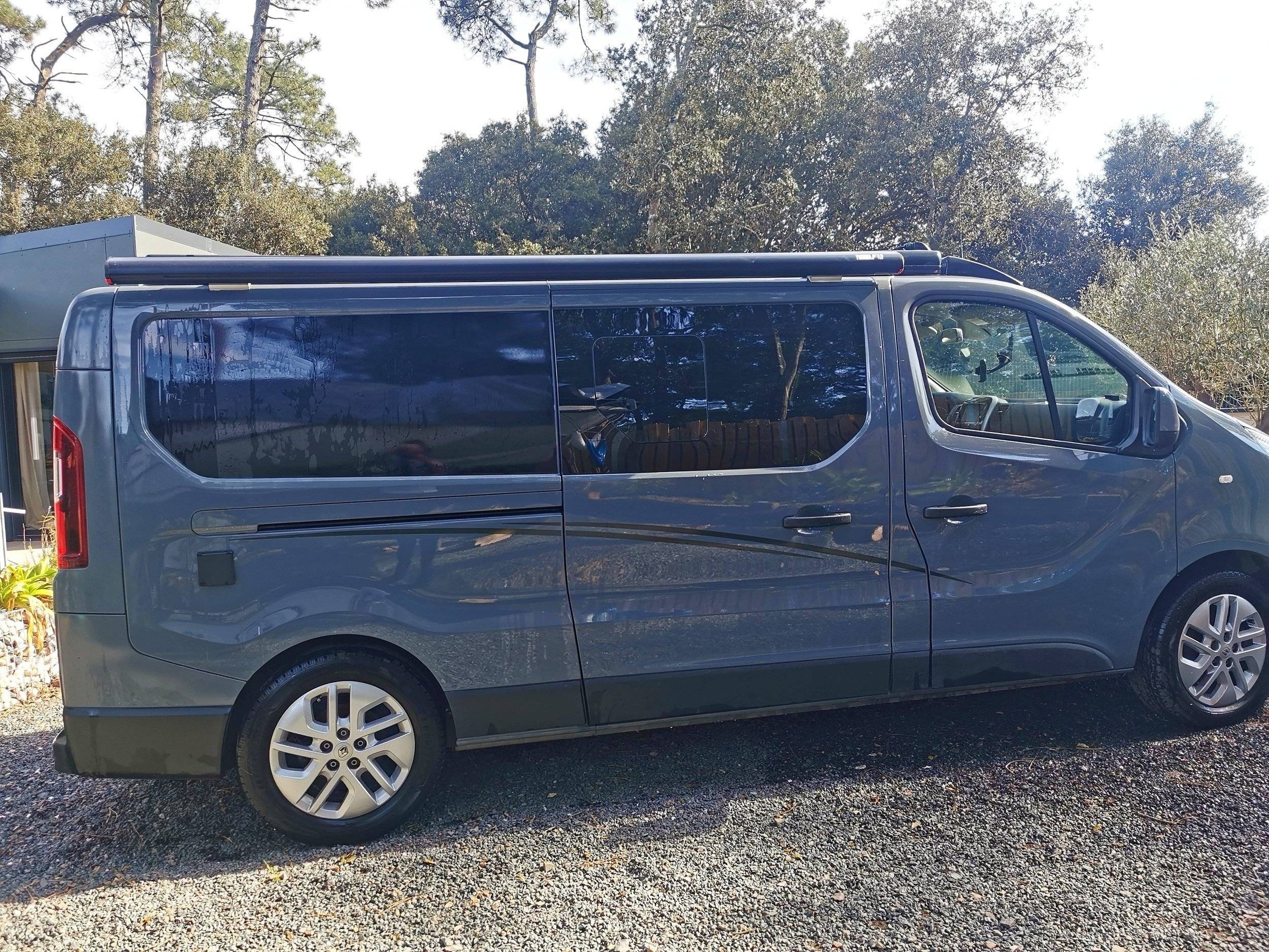 Front view from 3/4 Renault Renault trafic cm font t vendome - Yescapa