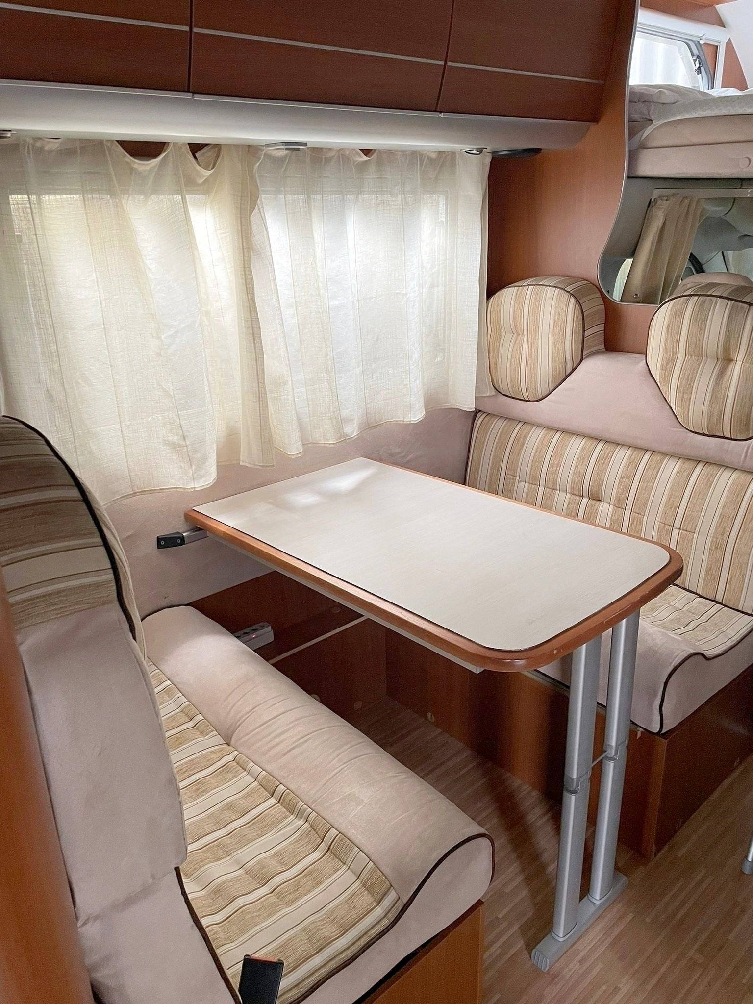 Dinette Fiat Ducato 2,3 130 ch - Yescapa