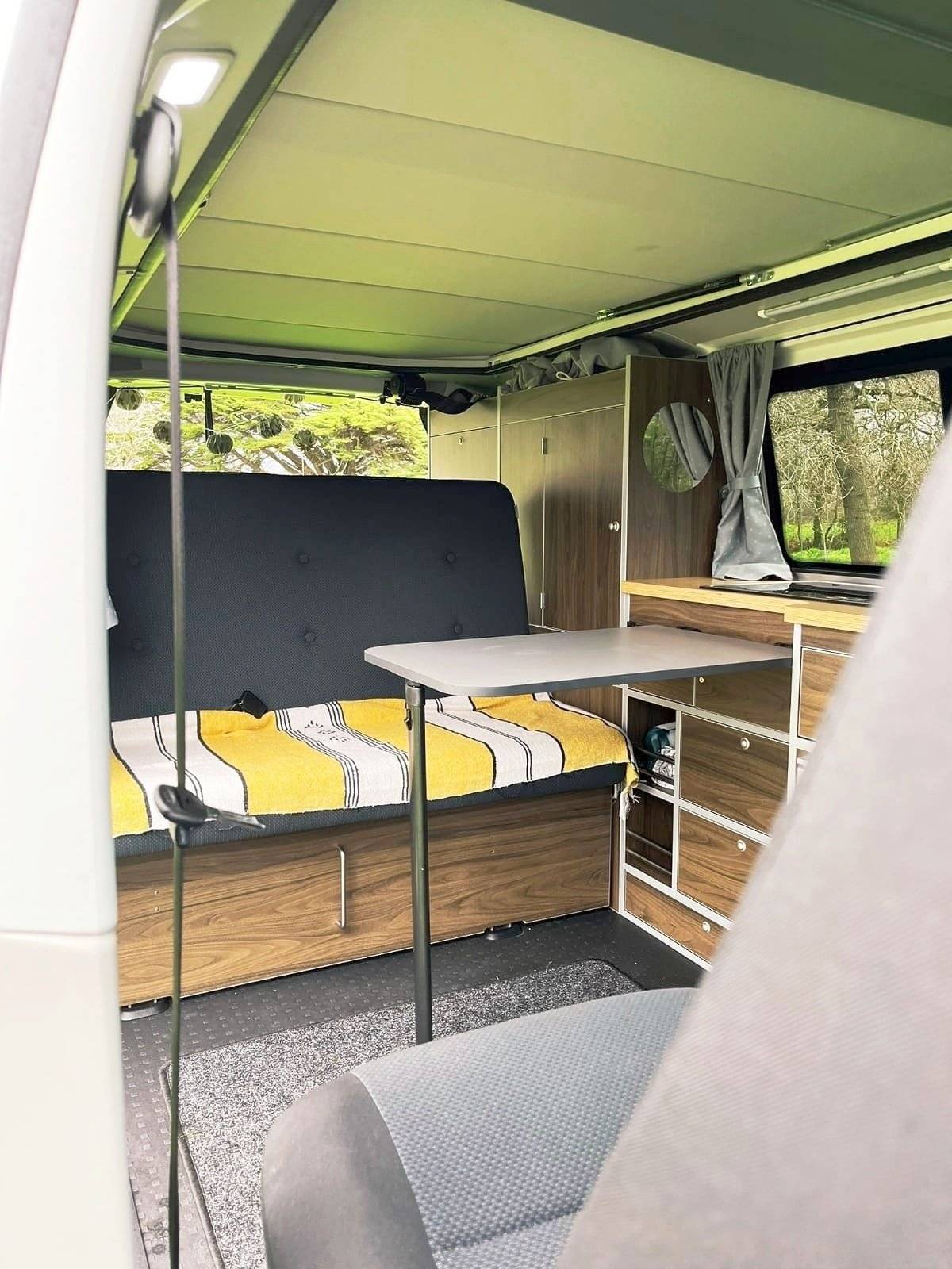 Área de jantar Volkswagen Transporter T6 2,0 l 150ch - Yescapa