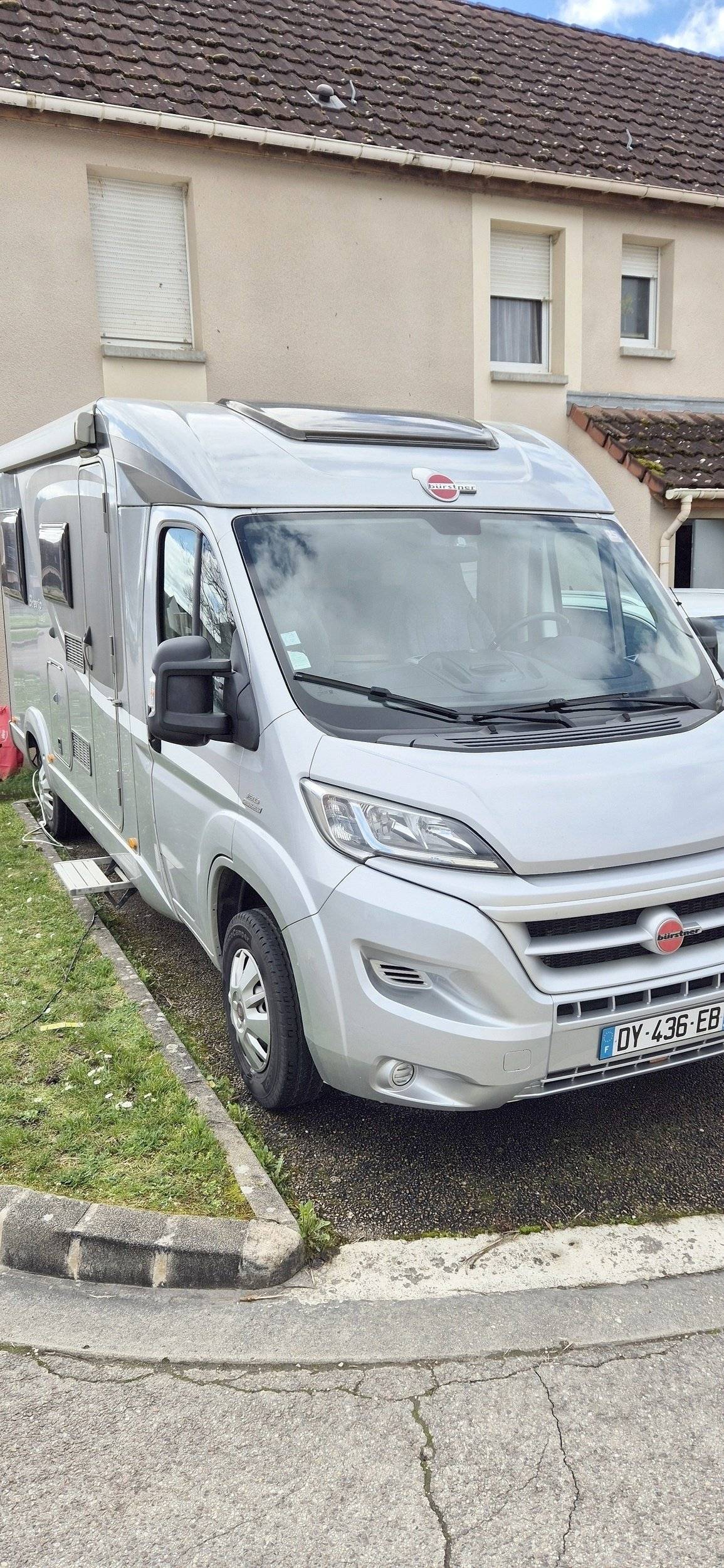 Front view from 3/4 Fiat - Yescapa