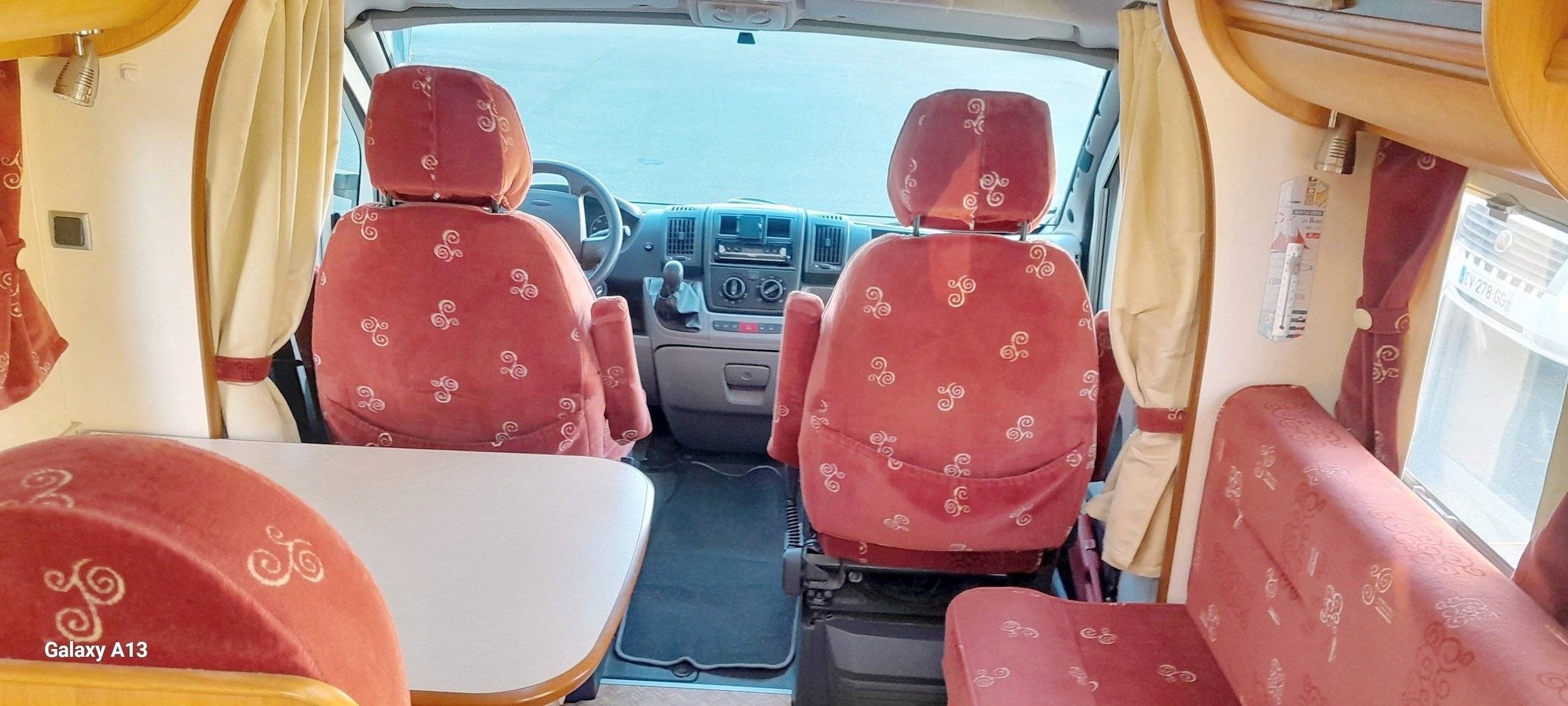 Dining Area Ford - Yescapa