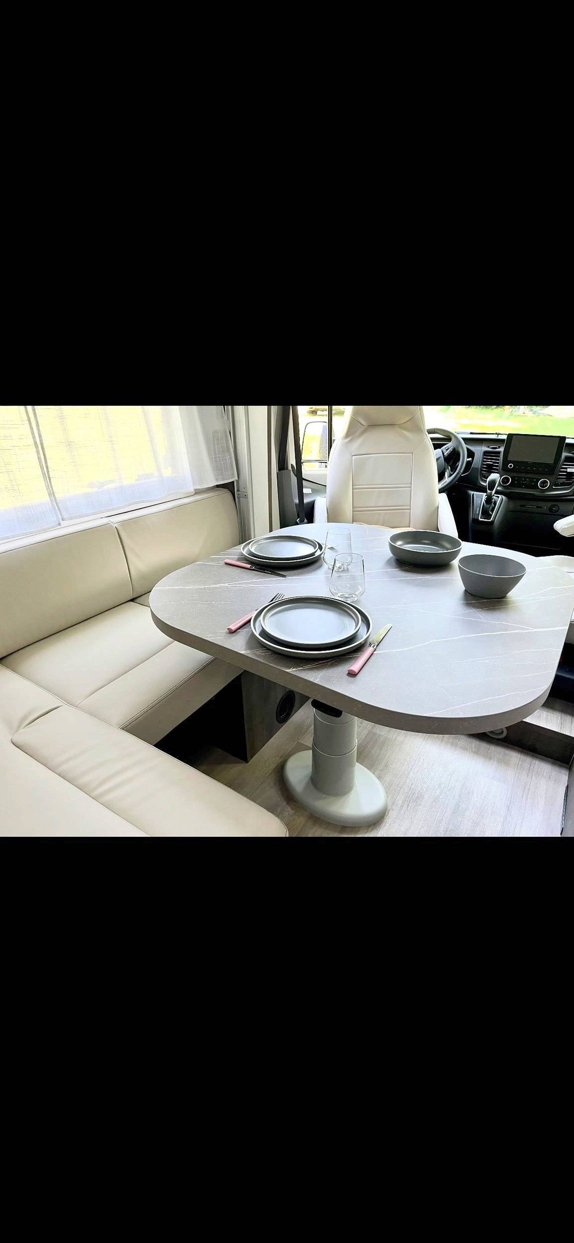 Dining Area Ford 165CV Boite auto LUXURY - Yescapa