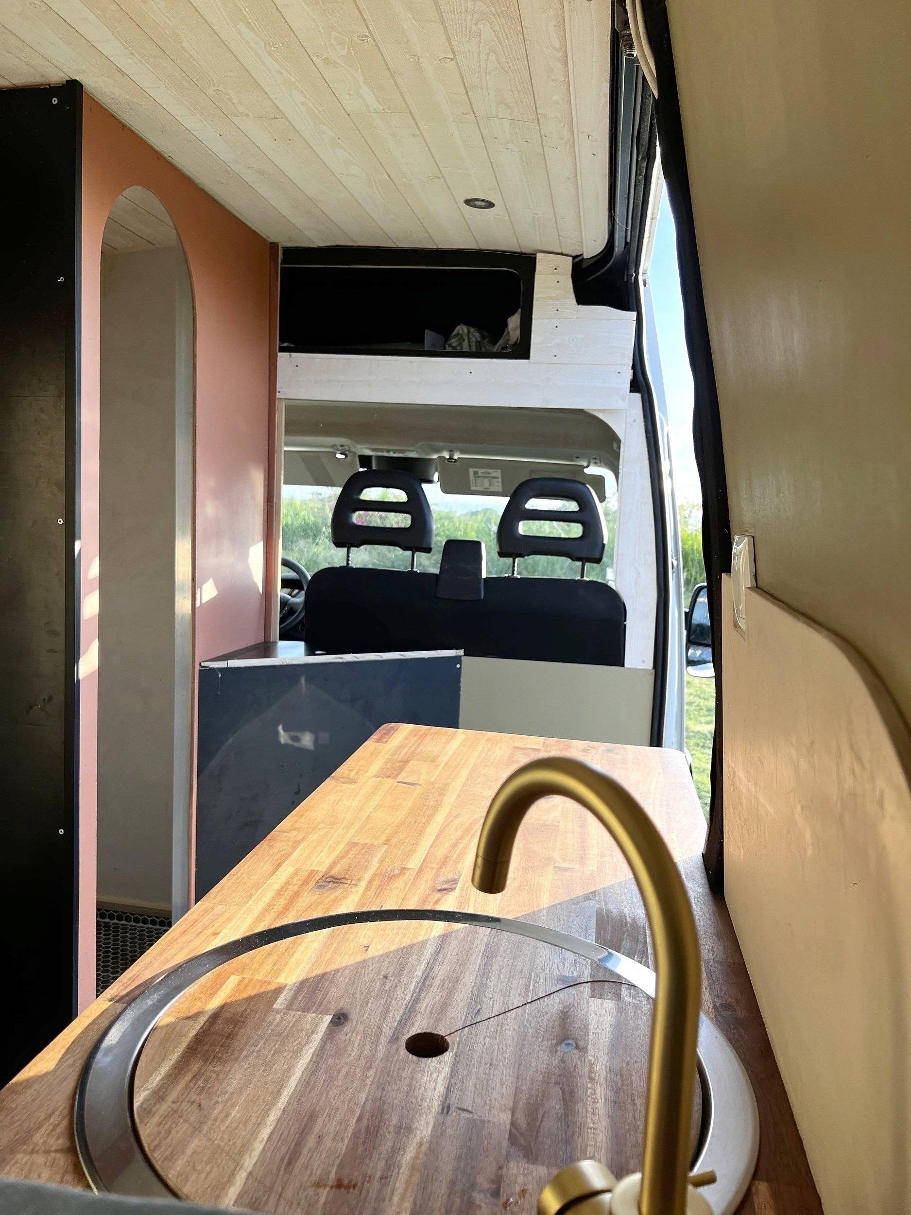 Coin cuisine Iveco Daily 2,3 HPI 136 ch. - Yescapa
