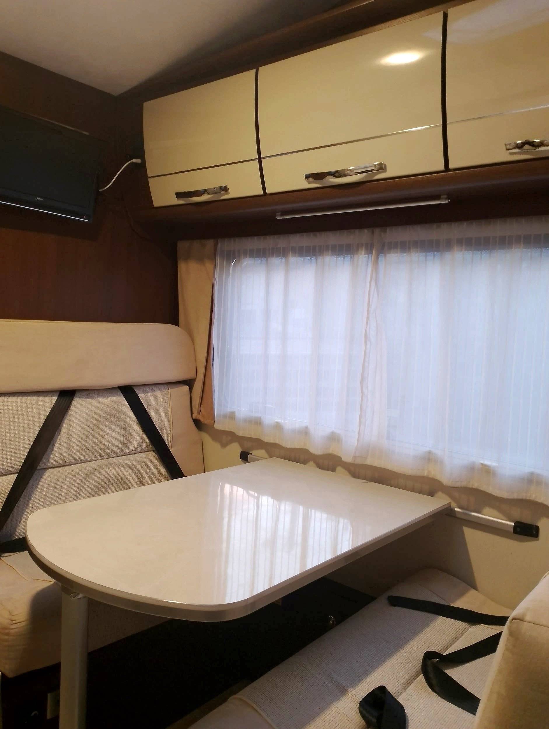 Dining Area Fiat 2,0 l 115 ch - Yescapa