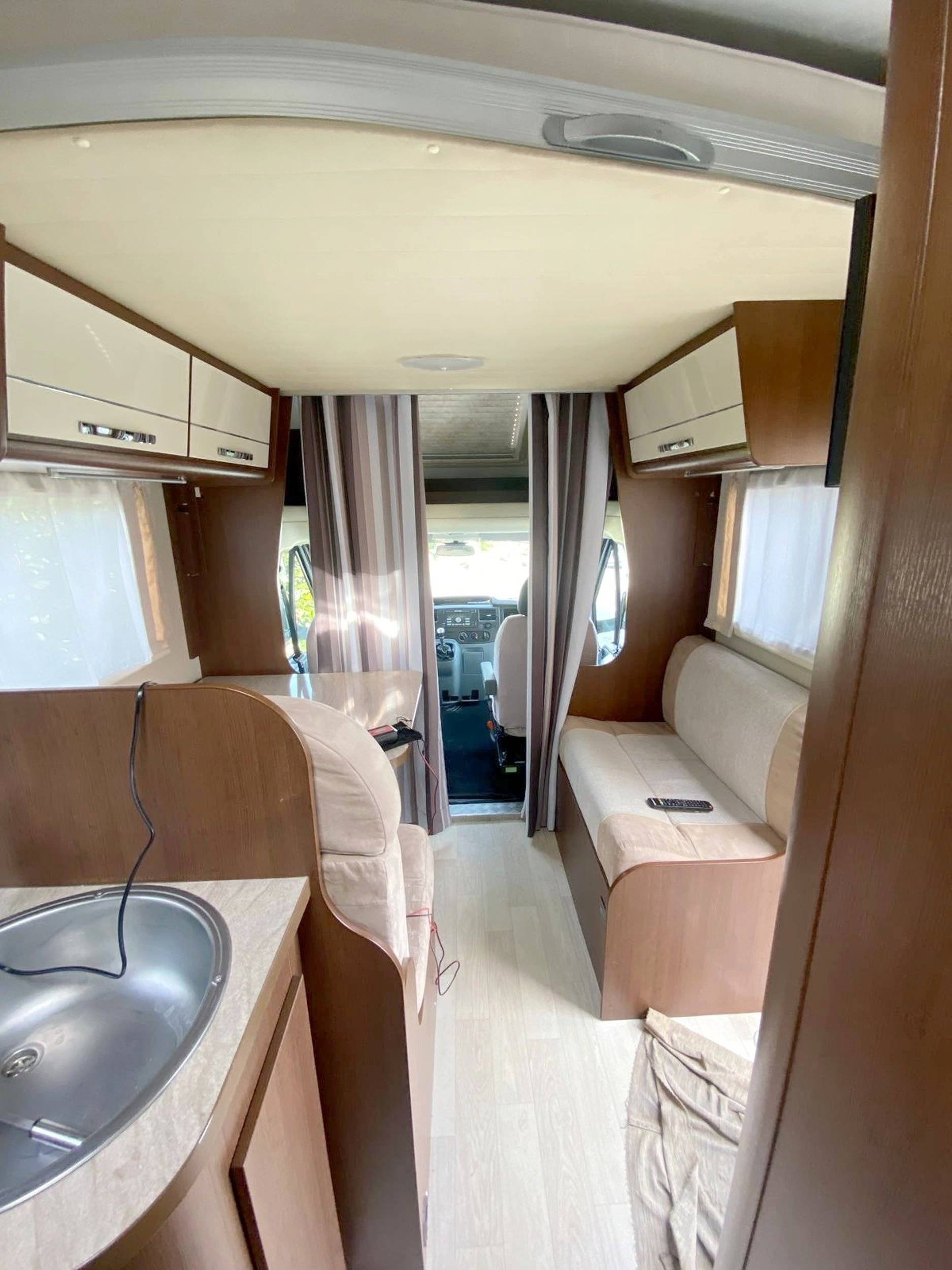 Dining Area Ford Transit 2,0 l 155 ch - Yescapa