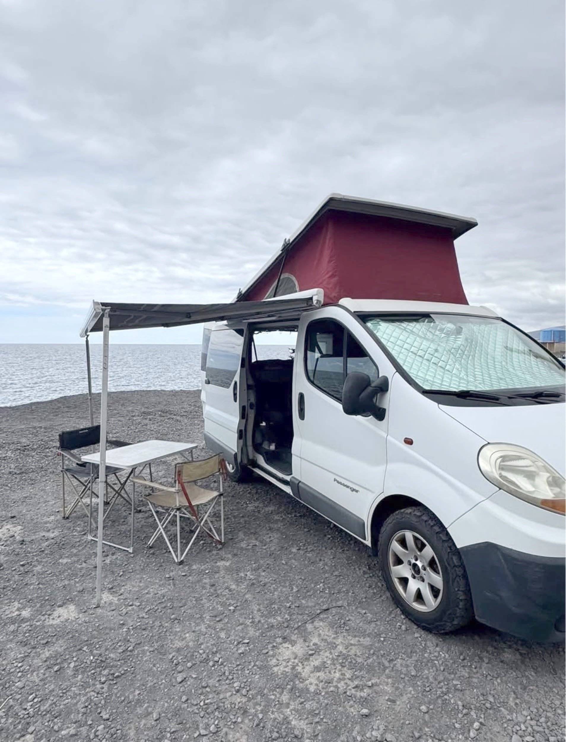 schräge Vorderansicht Renault trafic - Yescapa