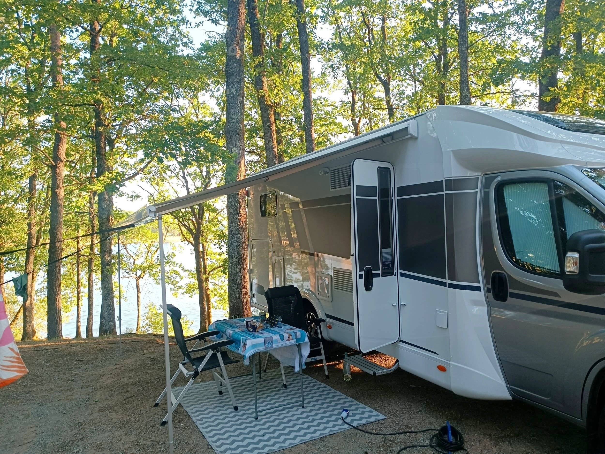 Vue avant de 3/4 Citroën Jumper 2,2 l 140 ch - Yescapa
