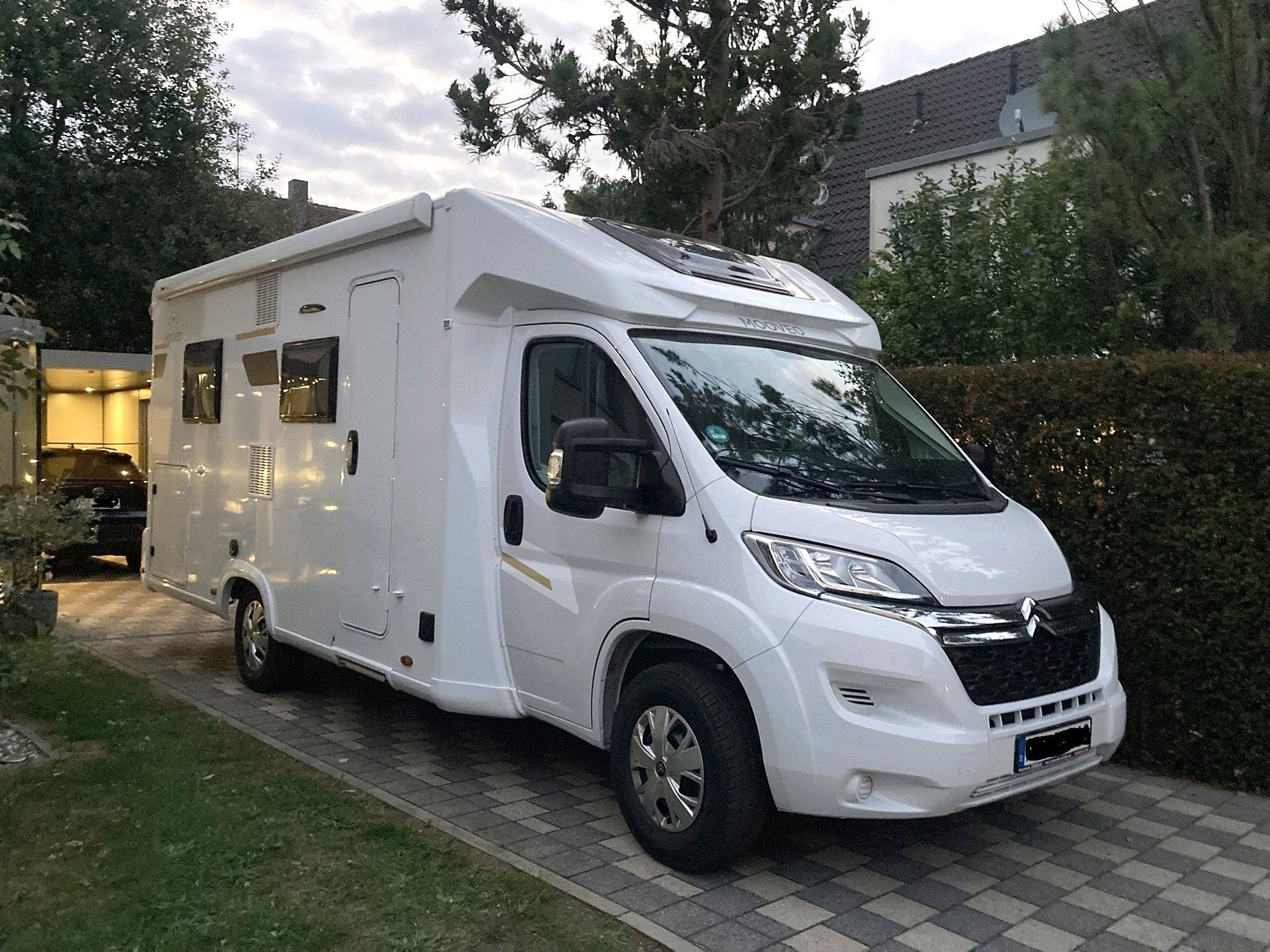 Front view from 3/4 Citroën TEI 70EBH - Yescapa