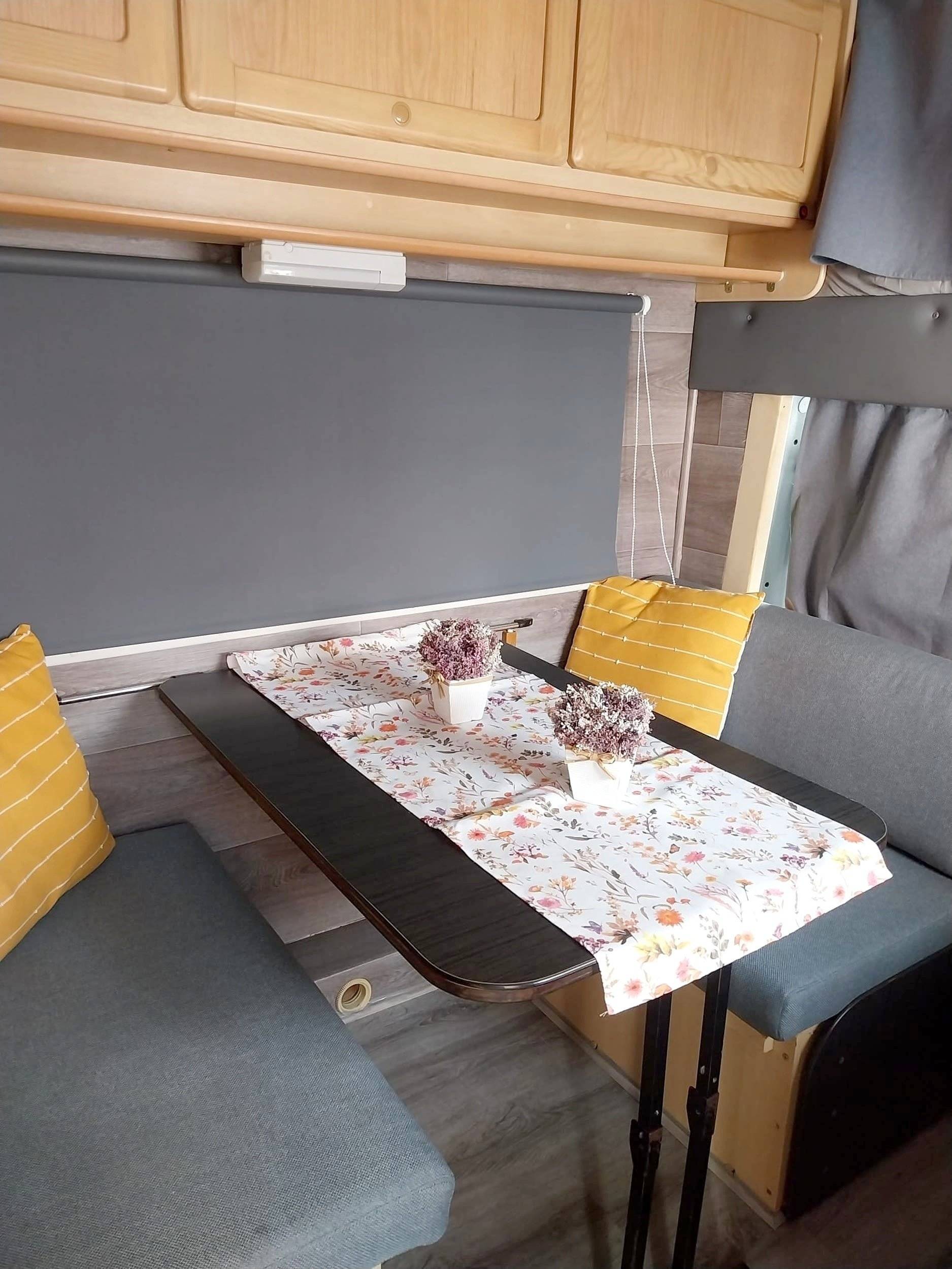 Dining Area Fiat Fiat Ducato 2.5 TDi 115Pk - Yescapa