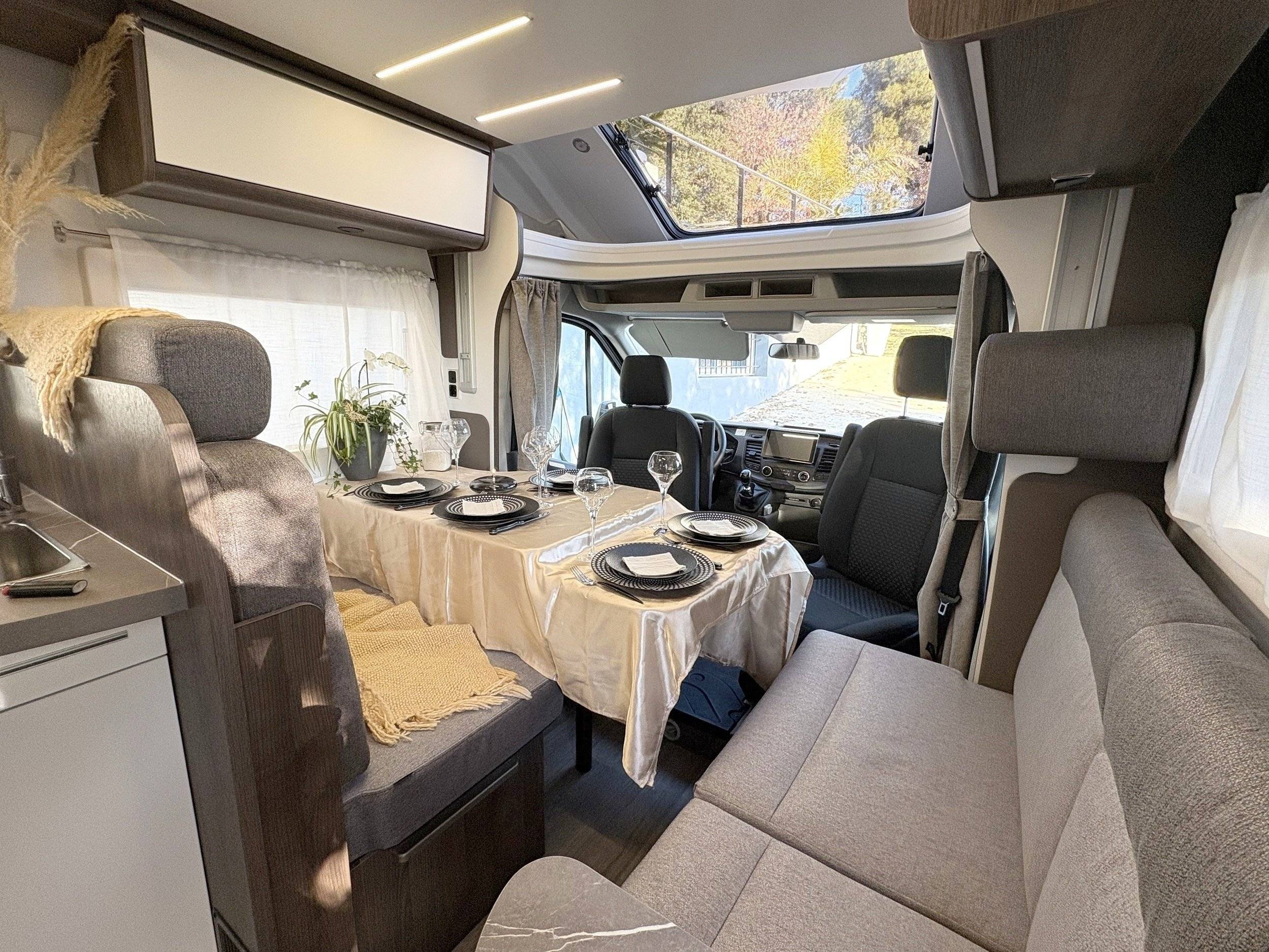 Coin repas Ford Transit 170 cv - Yescapa