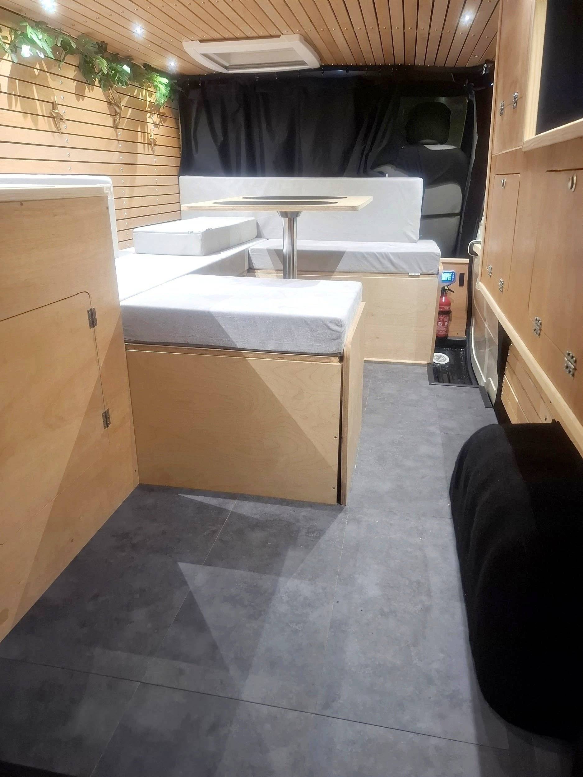 Dining Area Opel Vivaro L2H1 - Yescapa