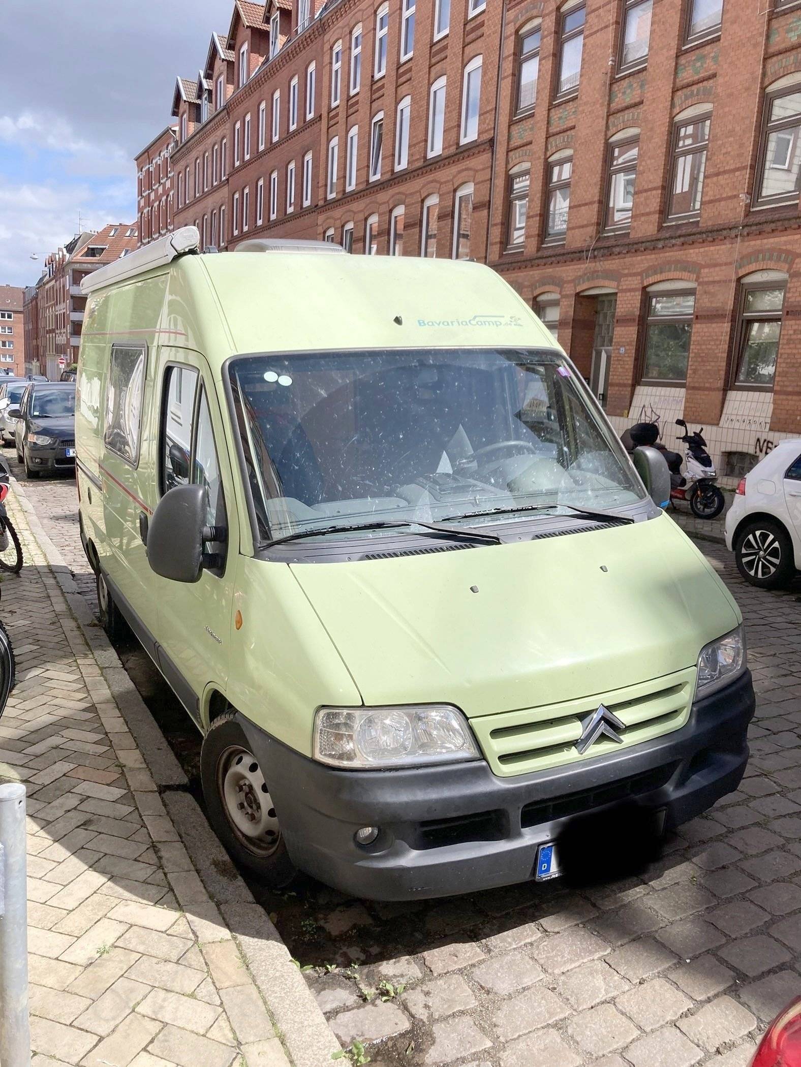 Front view from 3/4 Citroën Jumper 2,8 HDI - Yescapa