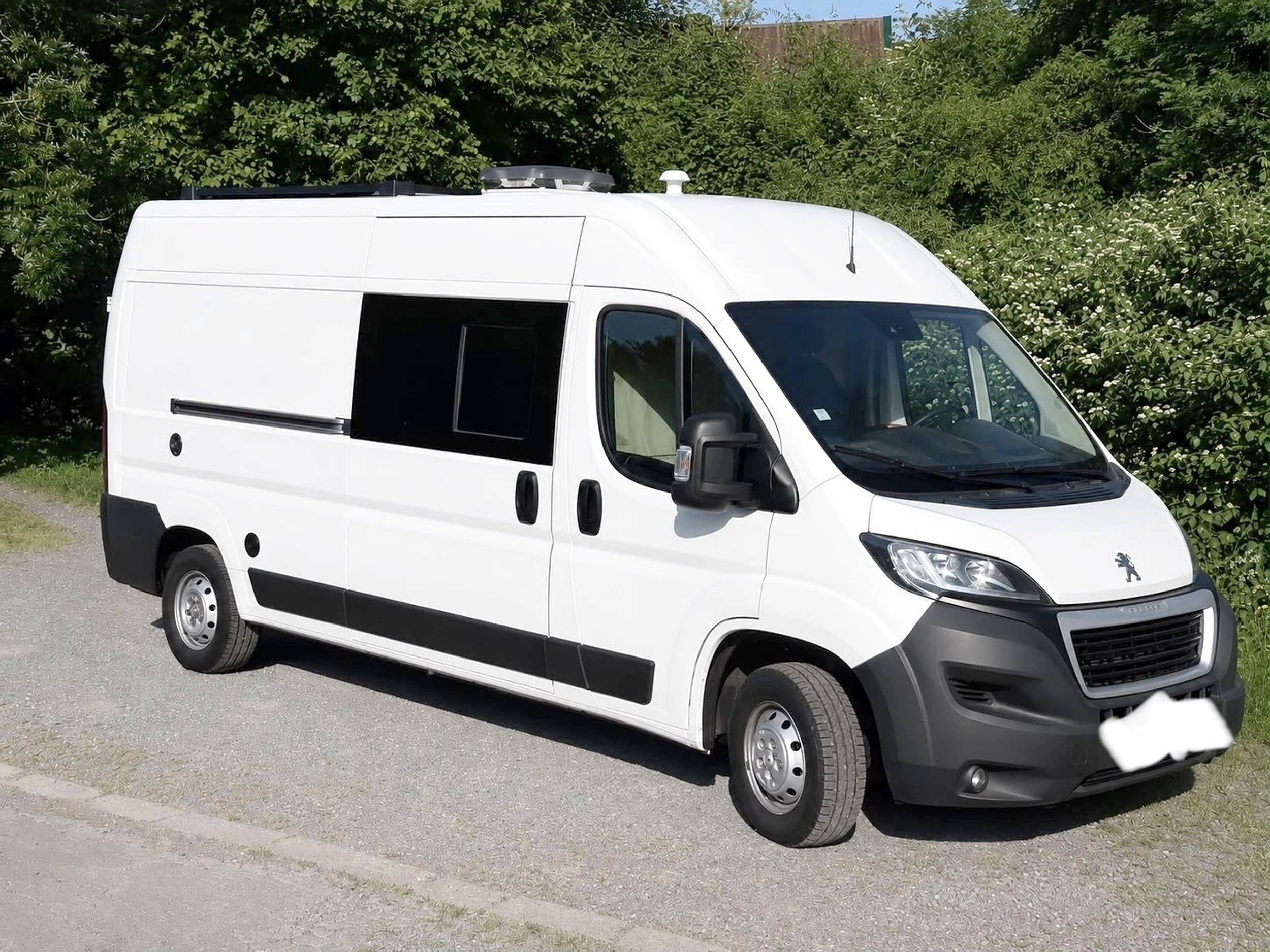Front view from 3/4 Peugeot Boxer 2,0 l 130 ch - Yescapa