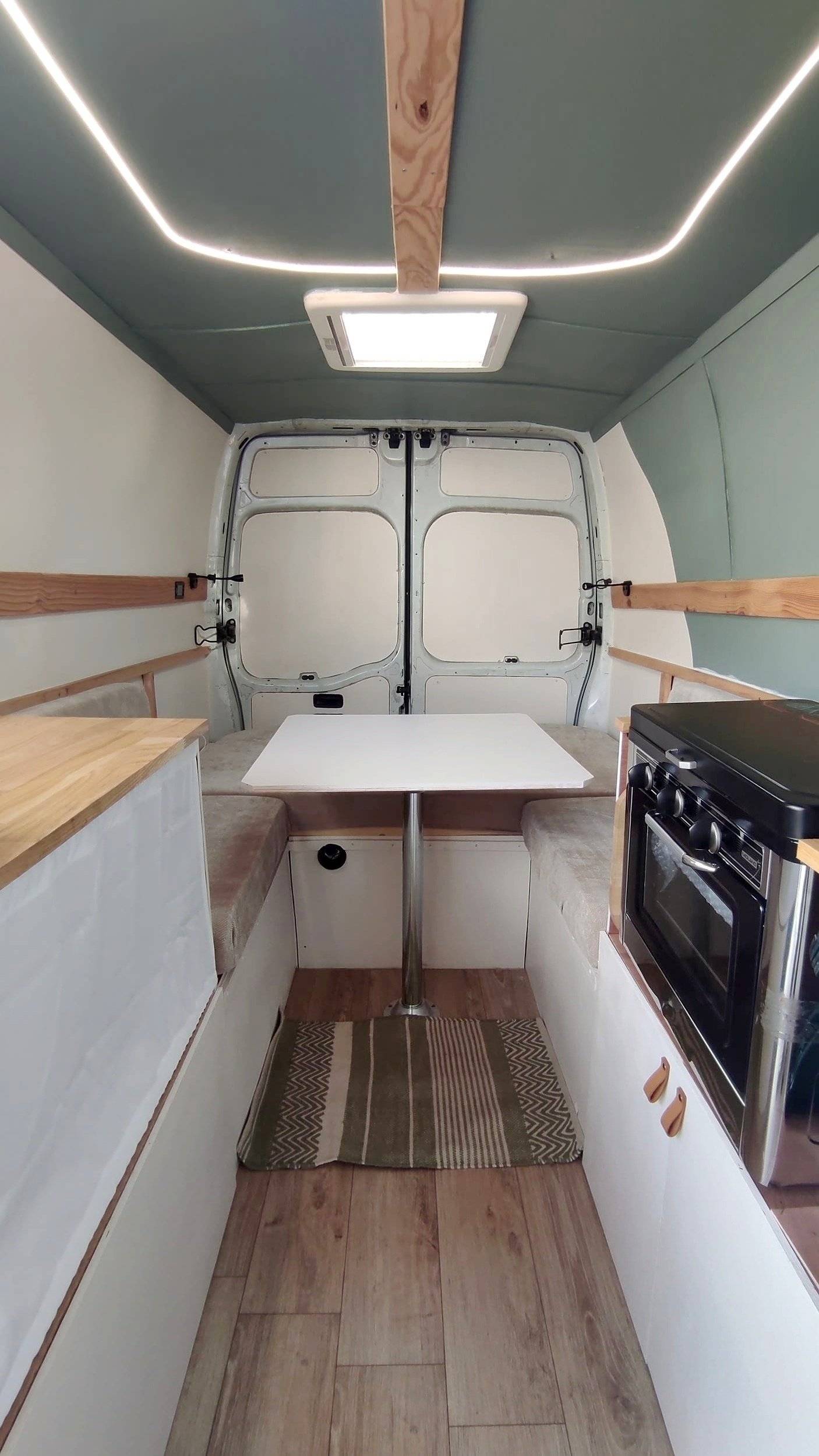 Dining Area Renault Master 2,5 l dCi 100 ch. - Yescapa