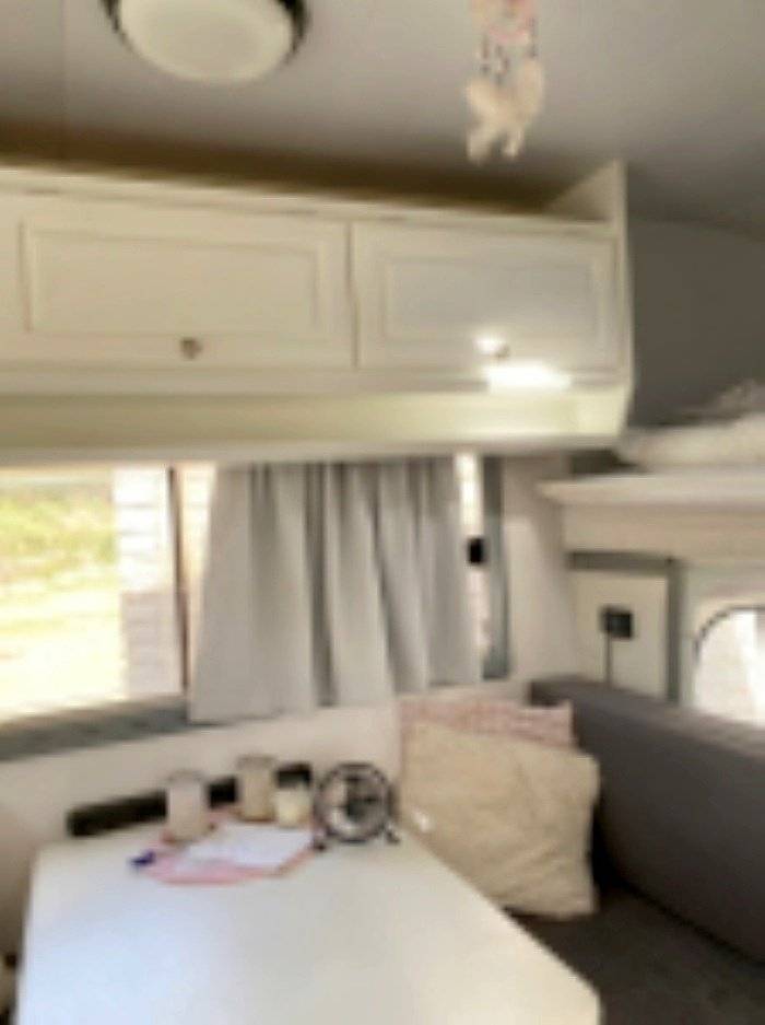 Dining Area Ford Transit 2,5 l 76 ch - Yescapa