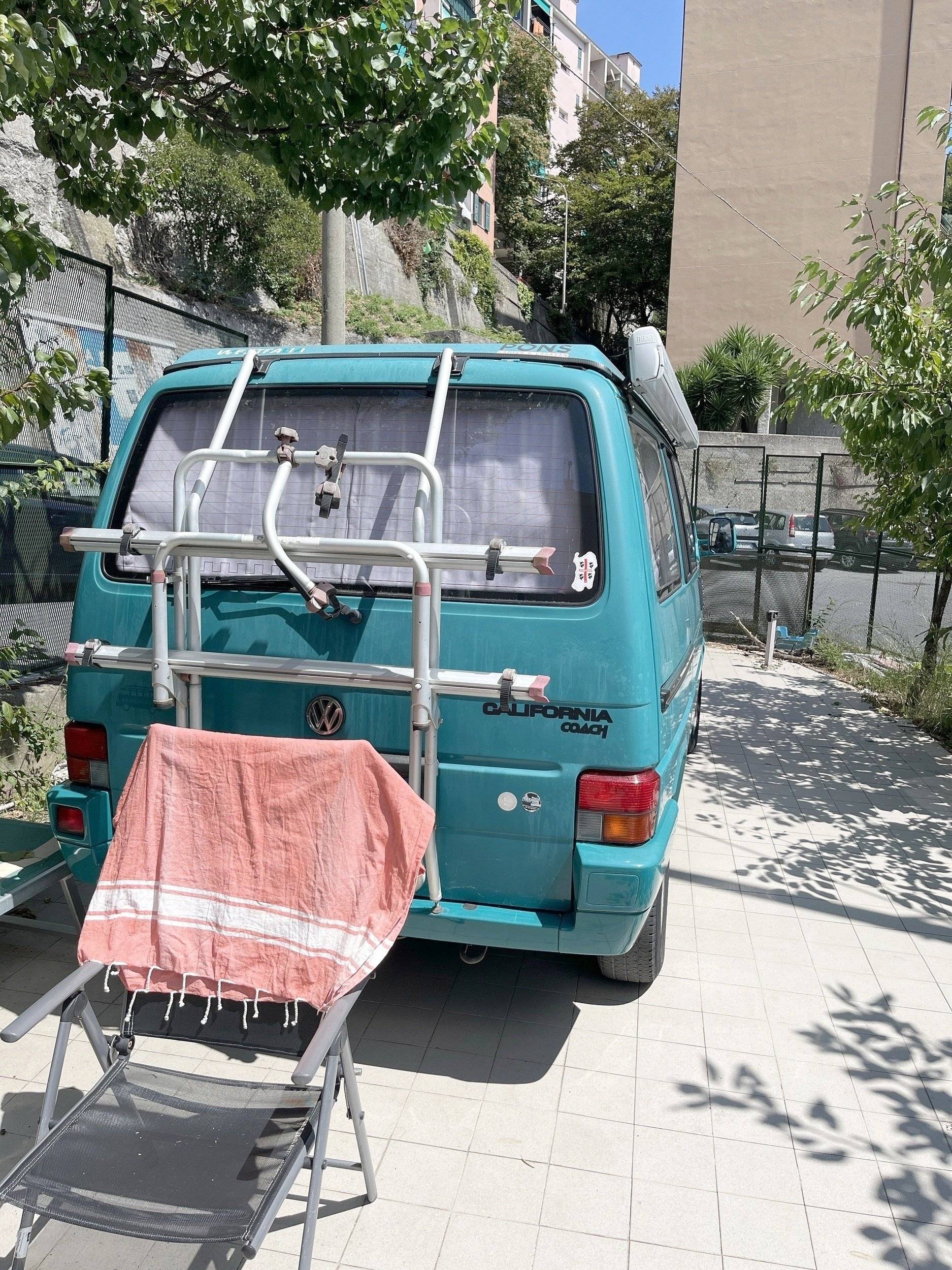 Vista de trás Volkswagen Volkswagen T4 California 2.5 TDI - Yescapa