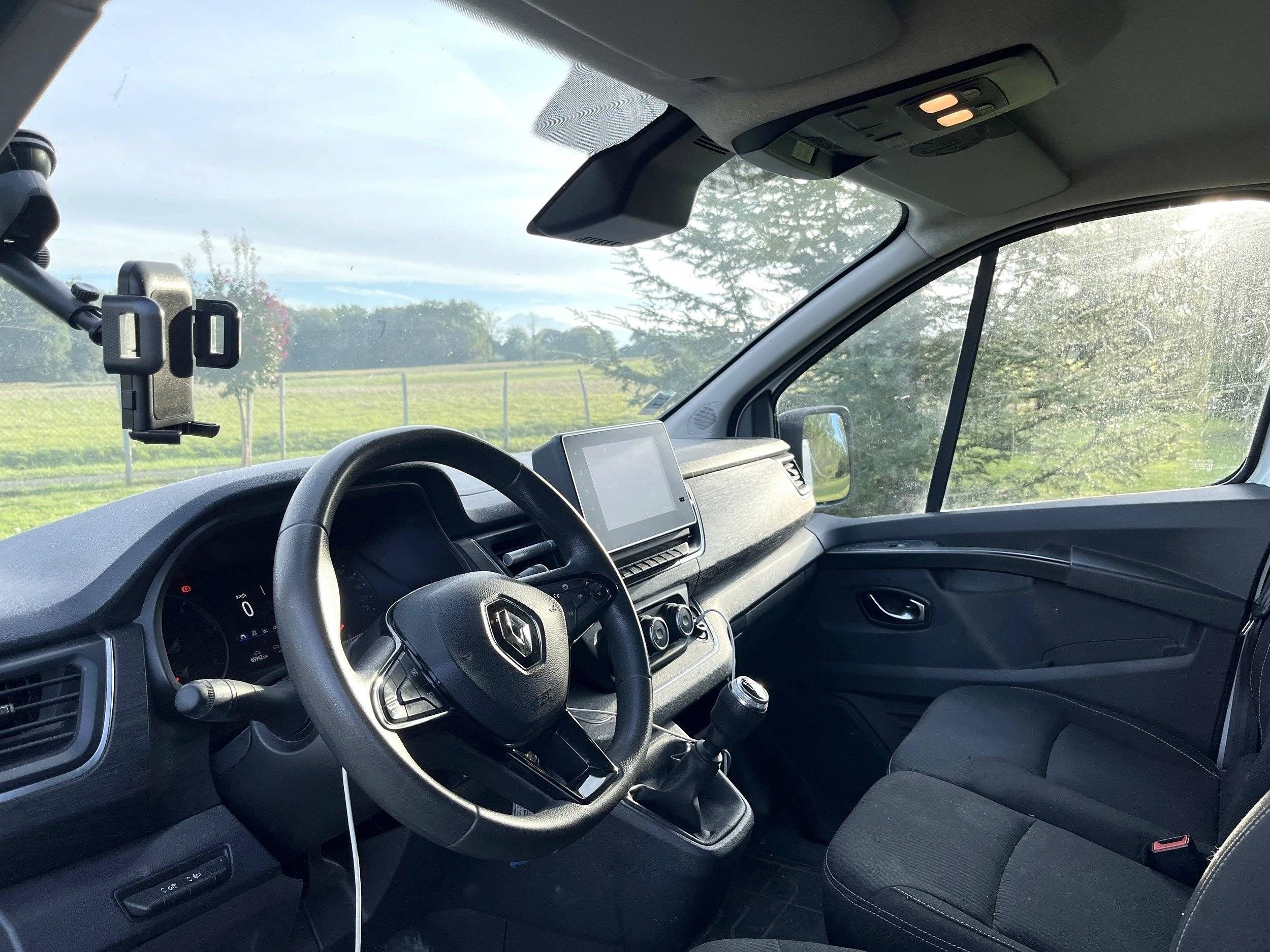 Driver's compartment Renault Trafic 2,0 l dCi 120 ch. - Yescapa
