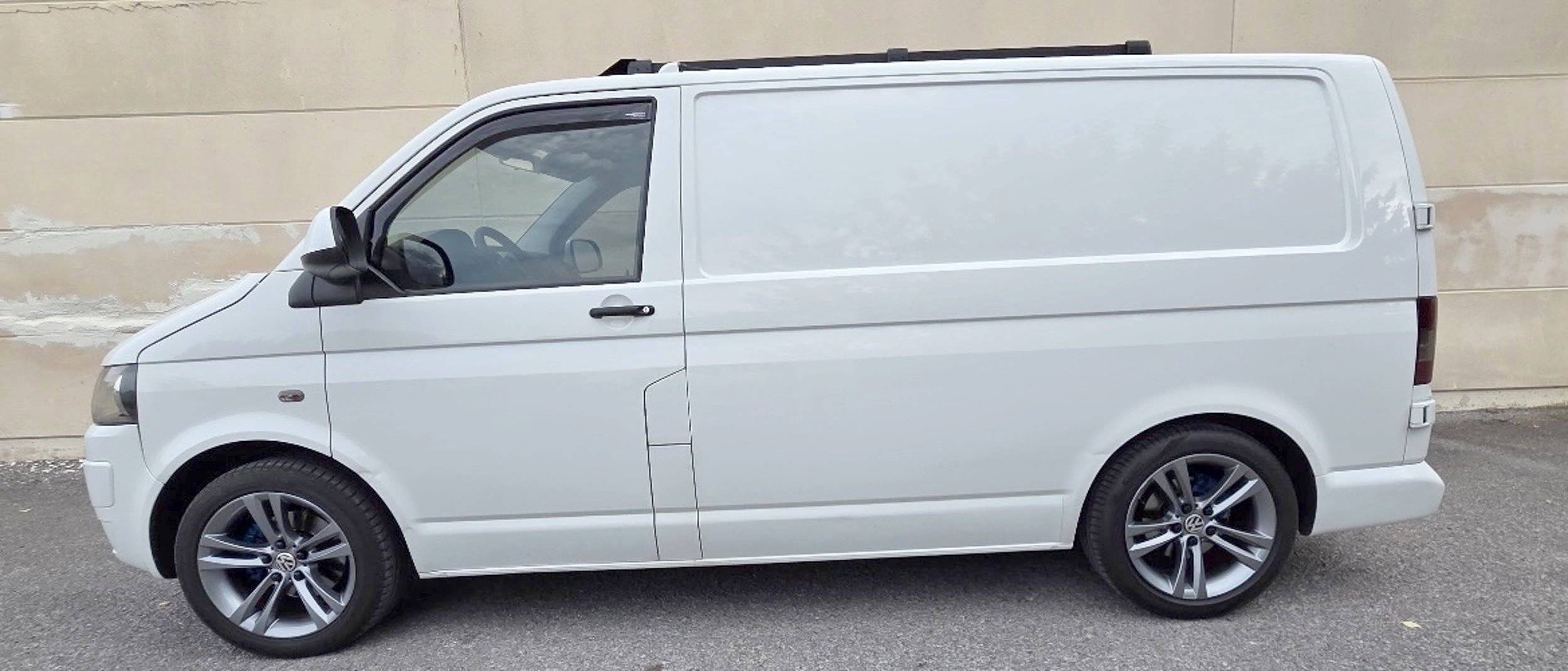 Front view from 3/4 Volkswagen T5 2,5 l 102 ch - Yescapa