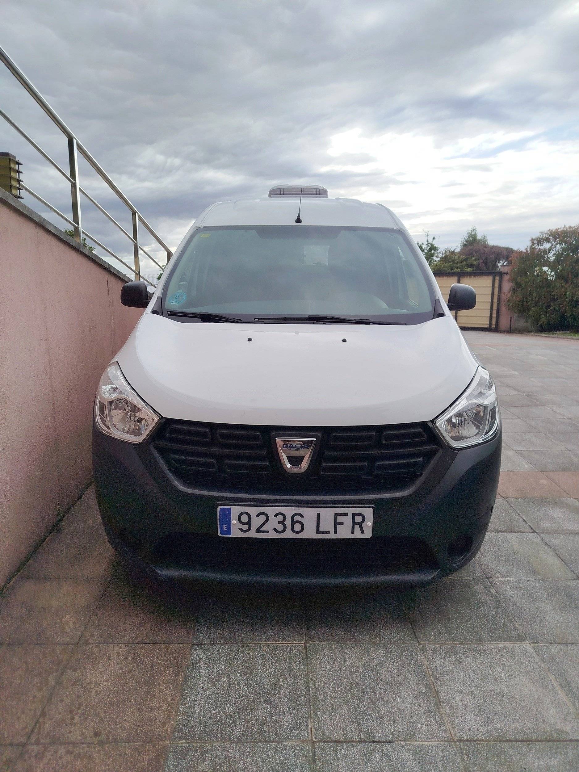 Vista del vehículo ángulo delantero Renault - Yescapa