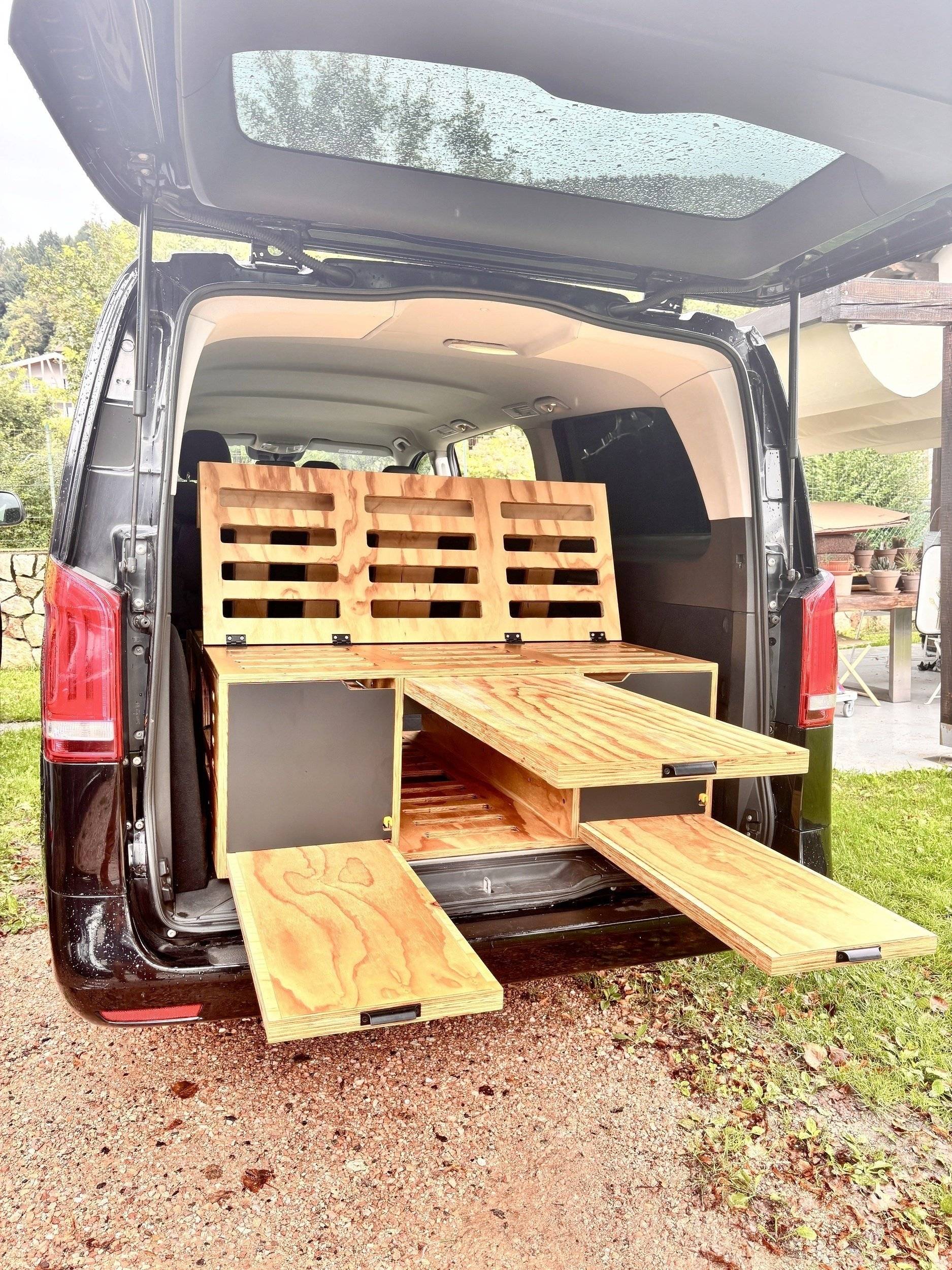Dining Area Mercedes-Benz - Yescapa