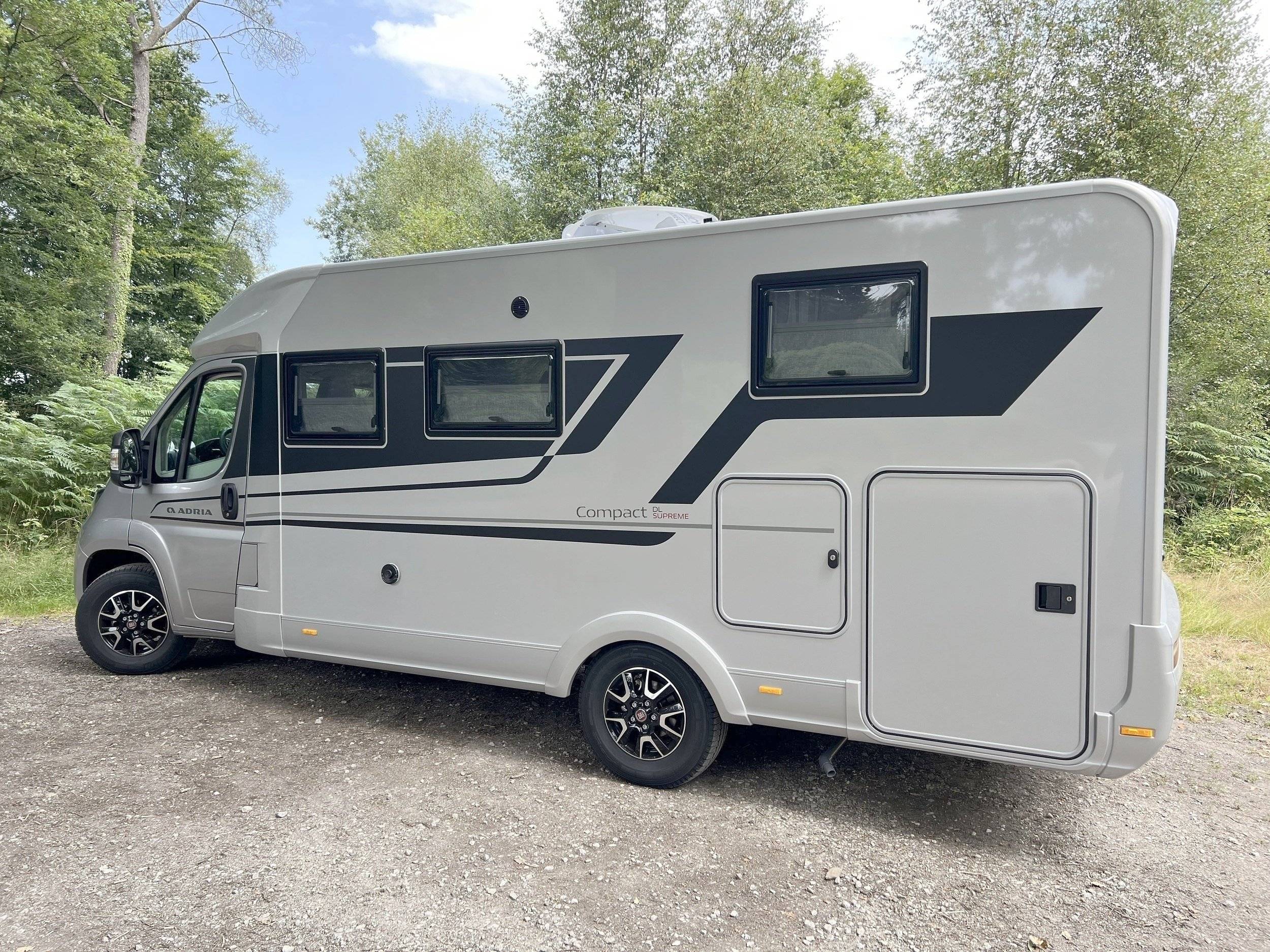 schräge Vorderansicht Fiat 2,3 l 140ch - Yescapa
