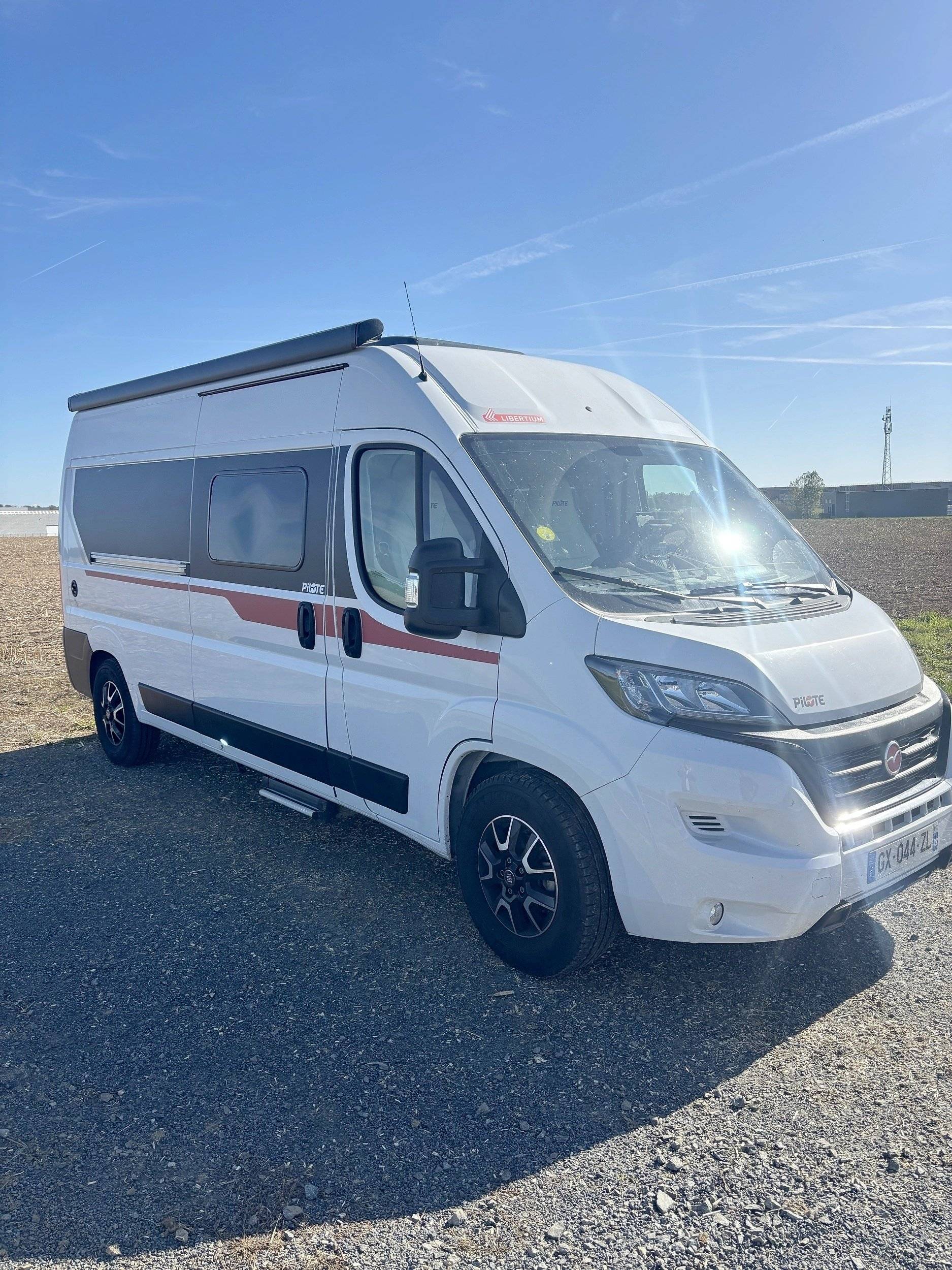 Vista frontale a ¾ Fiat Pilote - Yescapa