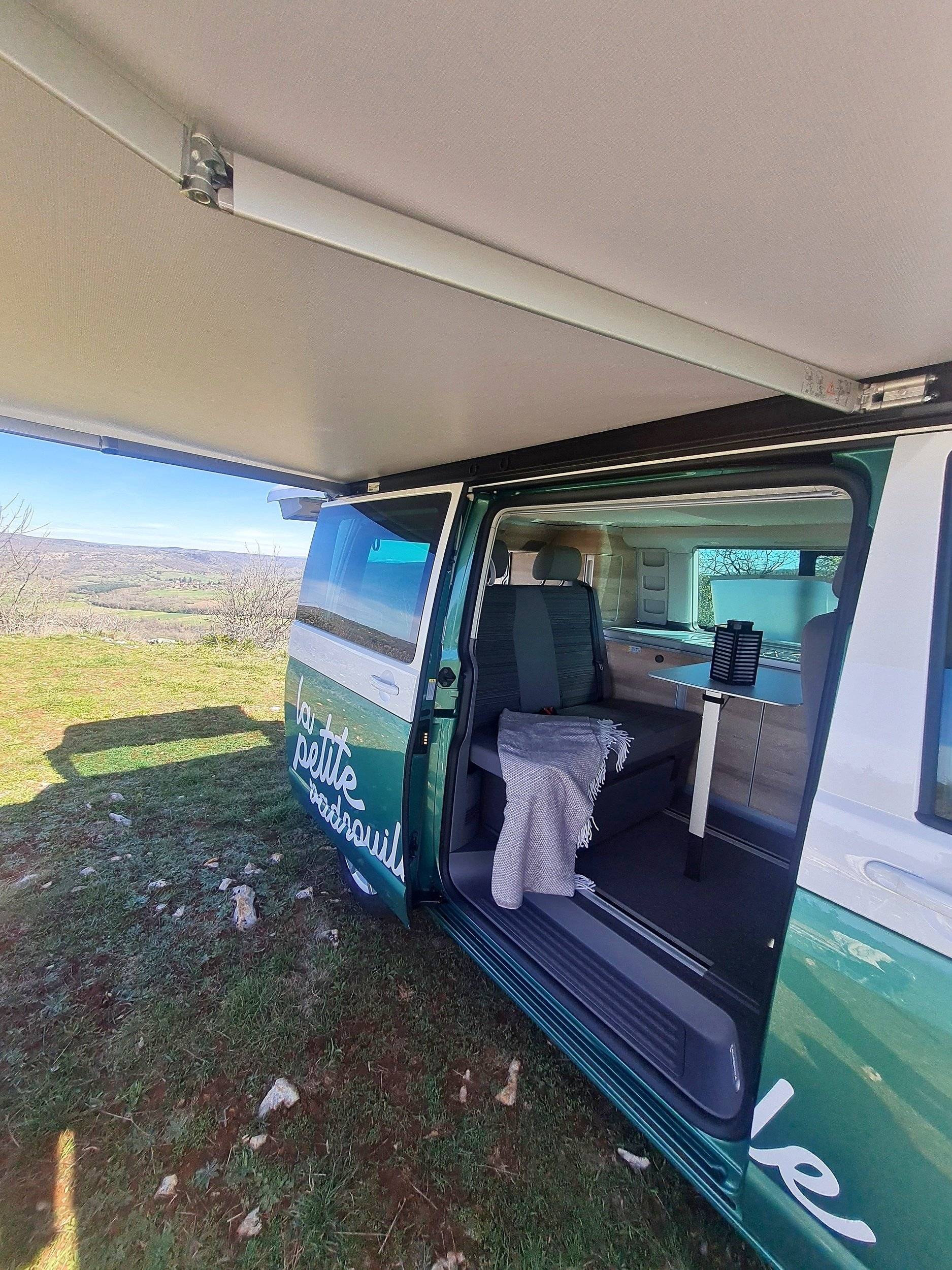 Área de jantar Volkswagen Volkswagen T6.1 California Coast 150 DSG - Yescapa