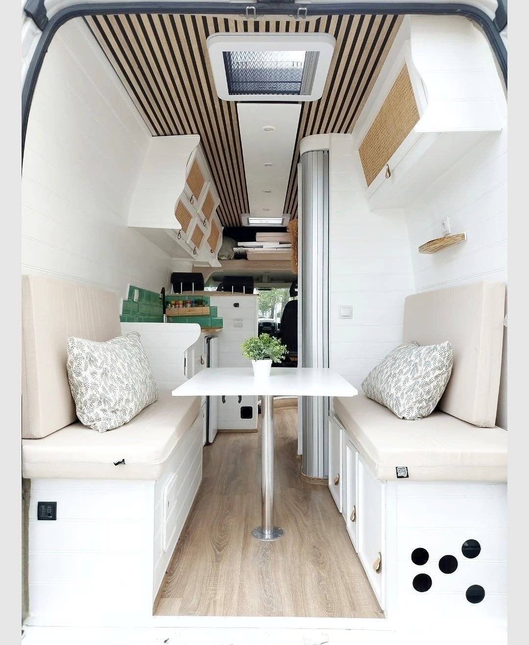Dining Area Fiat fiat ducato maxi - Yescapa