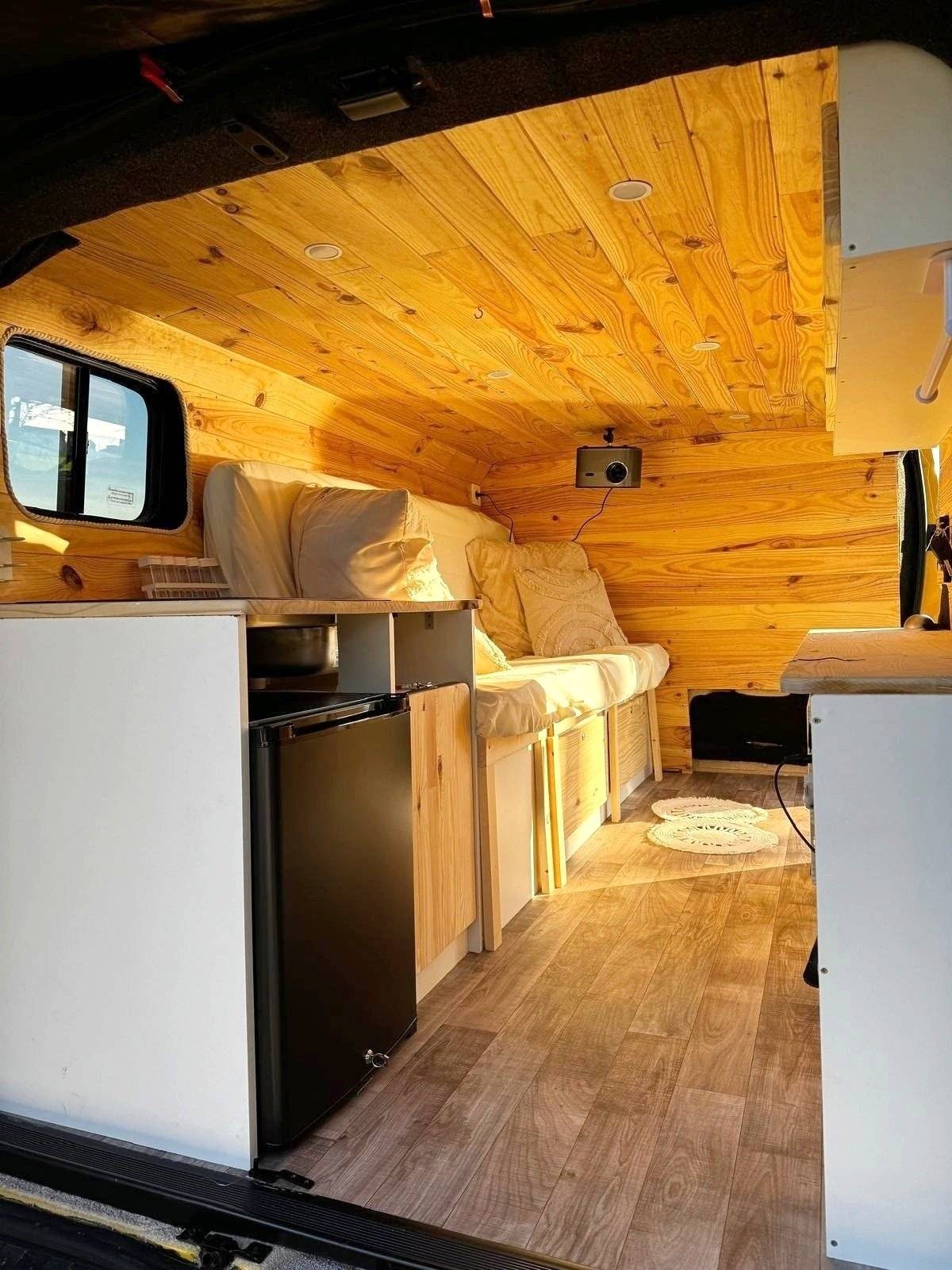 Dining Area Renault Trafic 1,6 l 120 ch - Yescapa