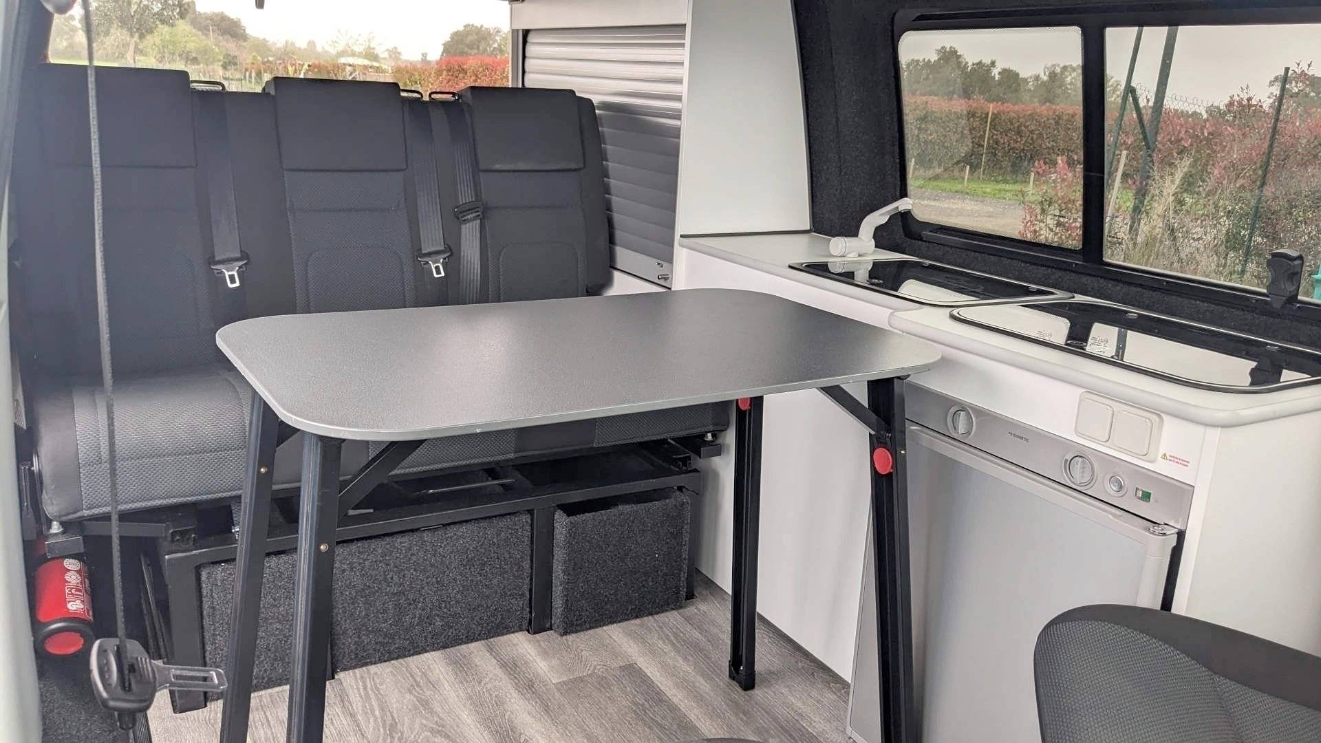 Dining Area Volkswagen - Yescapa