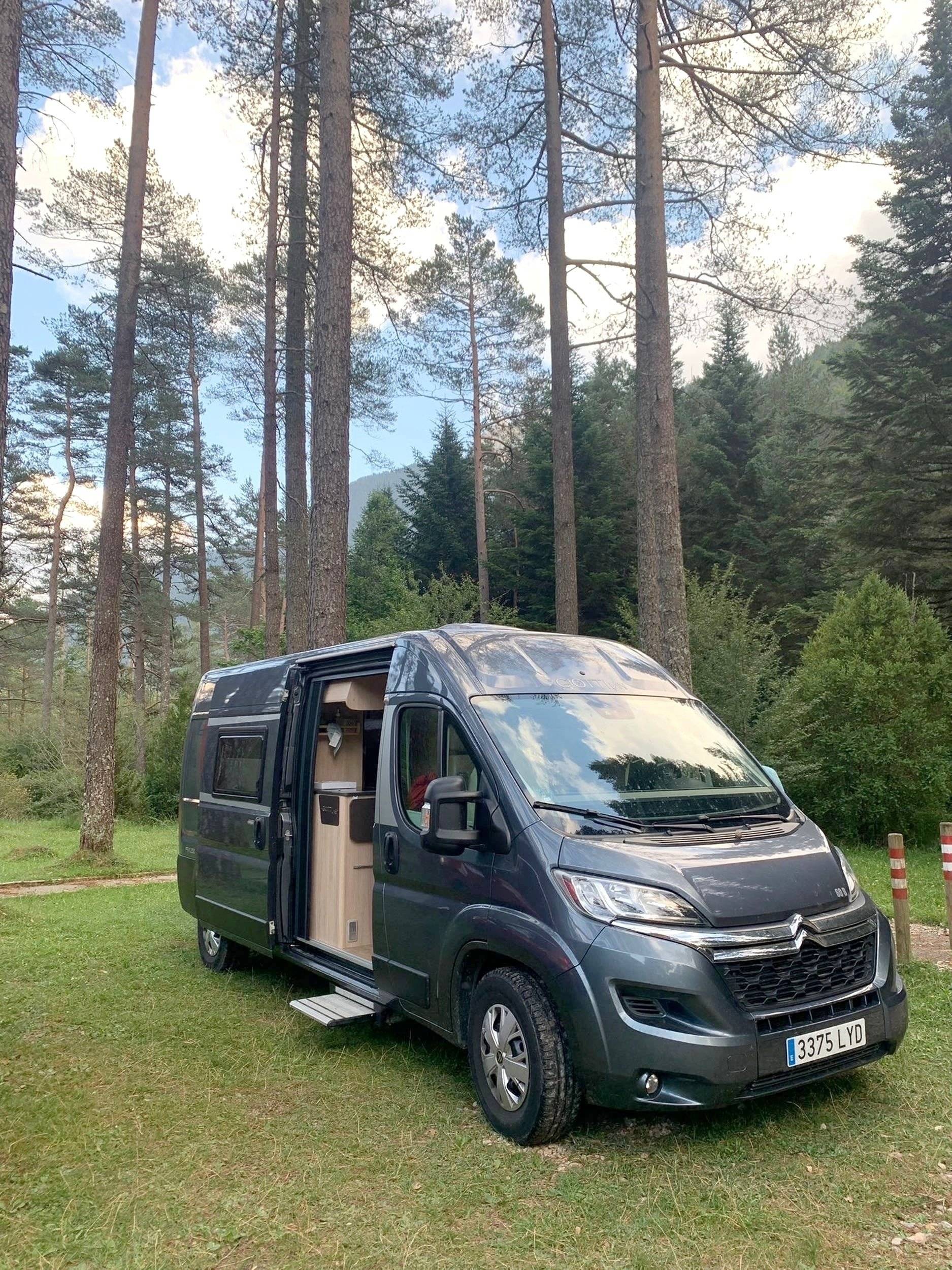 Front view from 3/4 Citroën - Yescapa