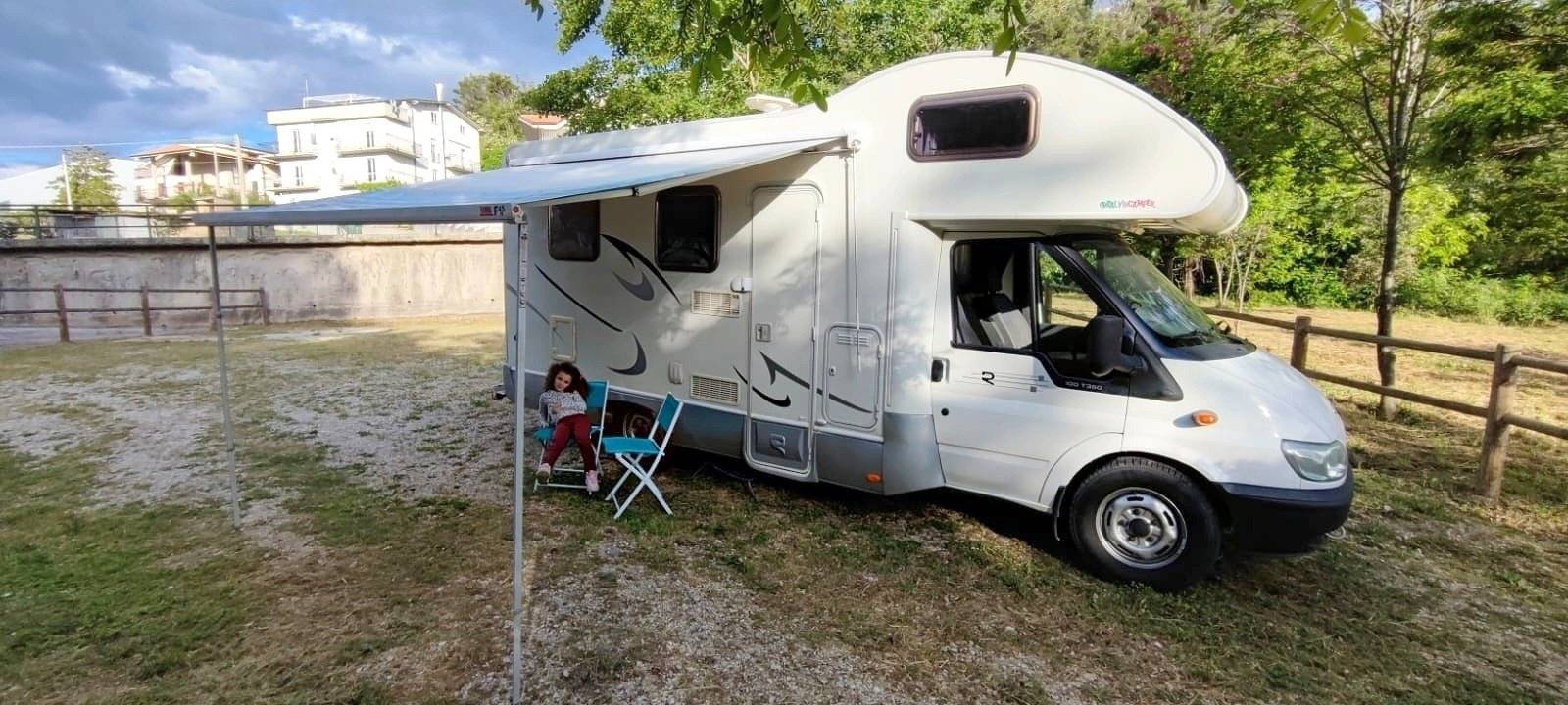 Vista de 3/4 Ford FORD TRANSIT - Yescapa