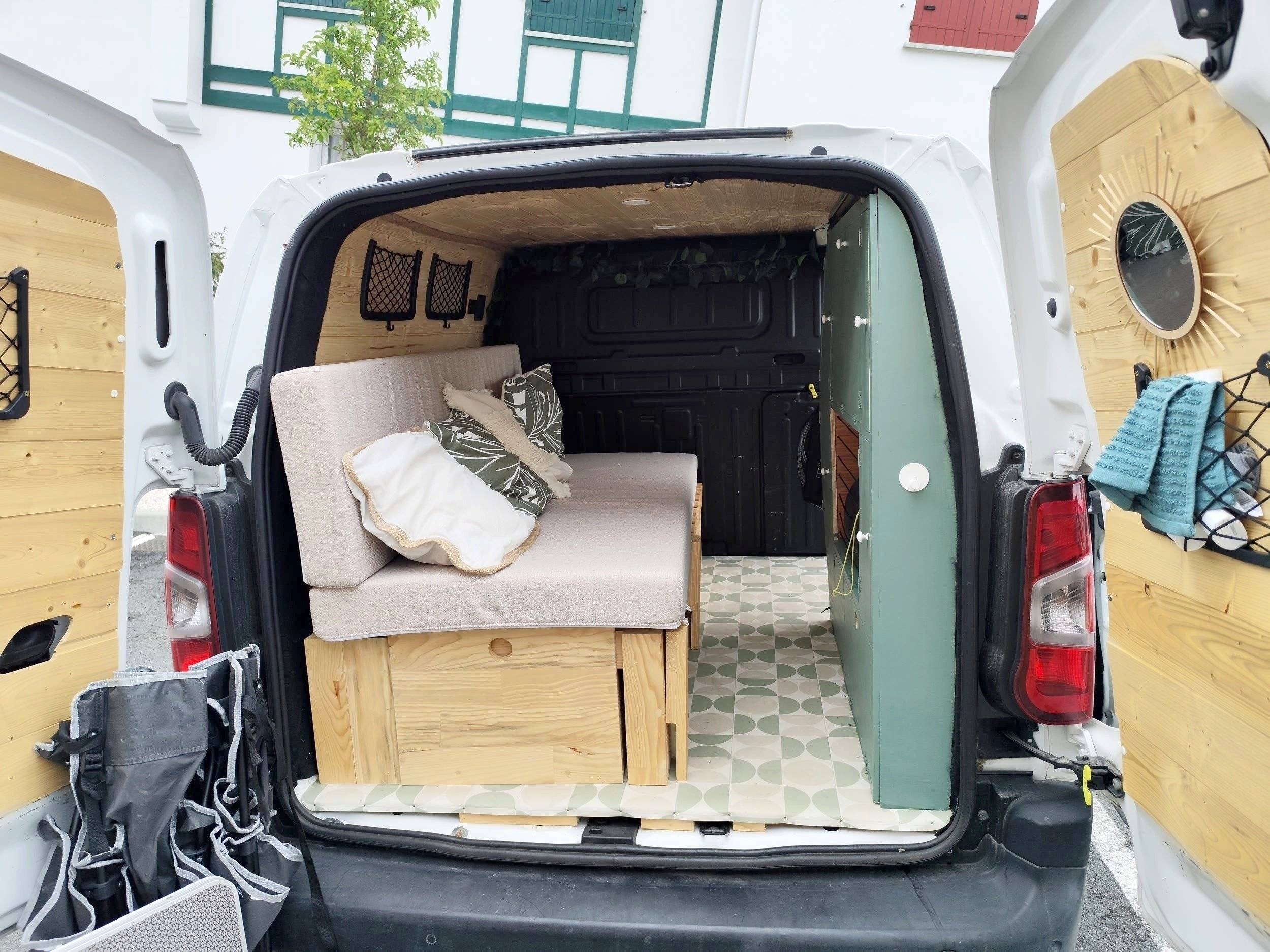 Dining Area Citroën Berlingo - Yescapa