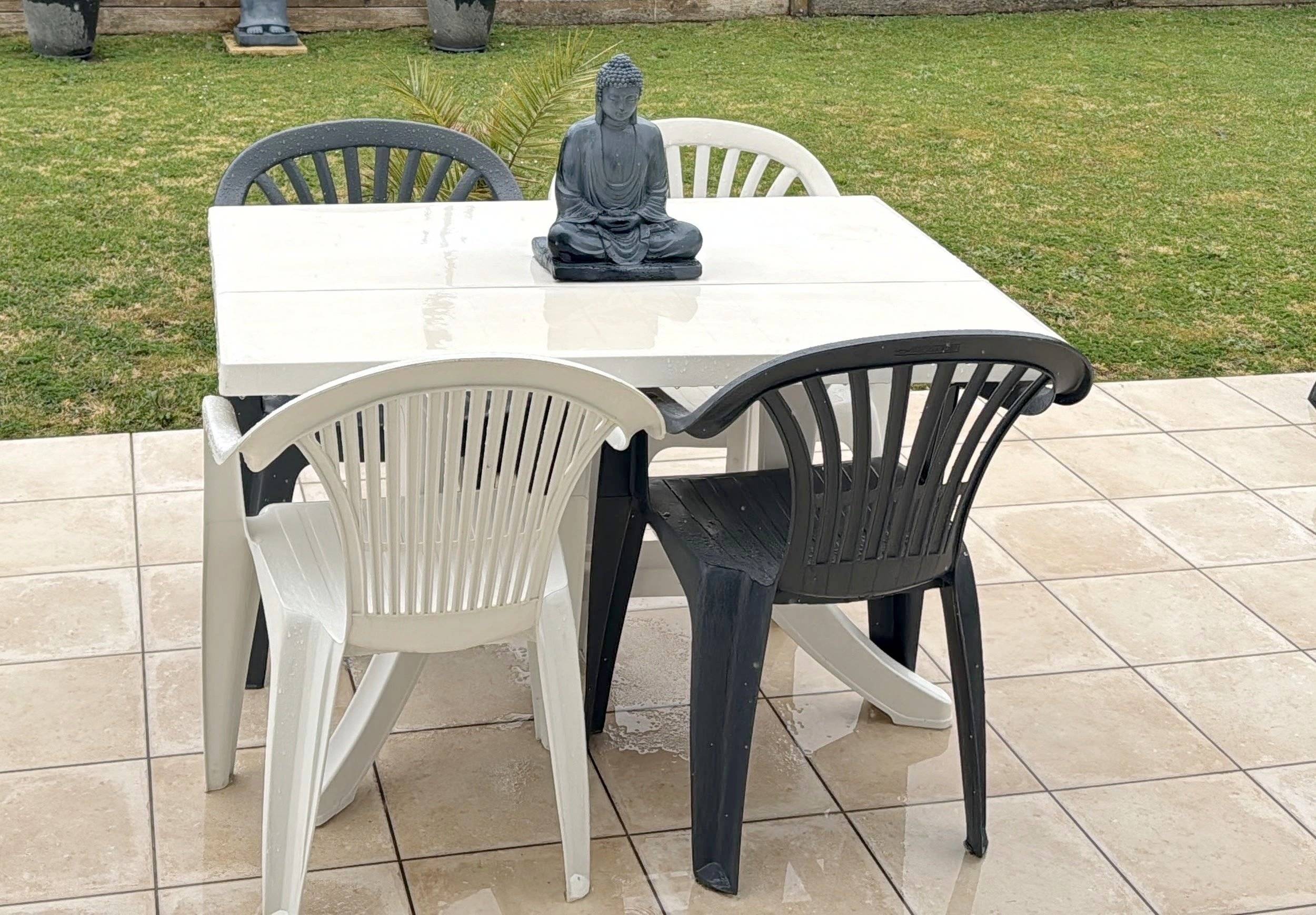 Área de jantar Ford ford nugget plus - Yescapa