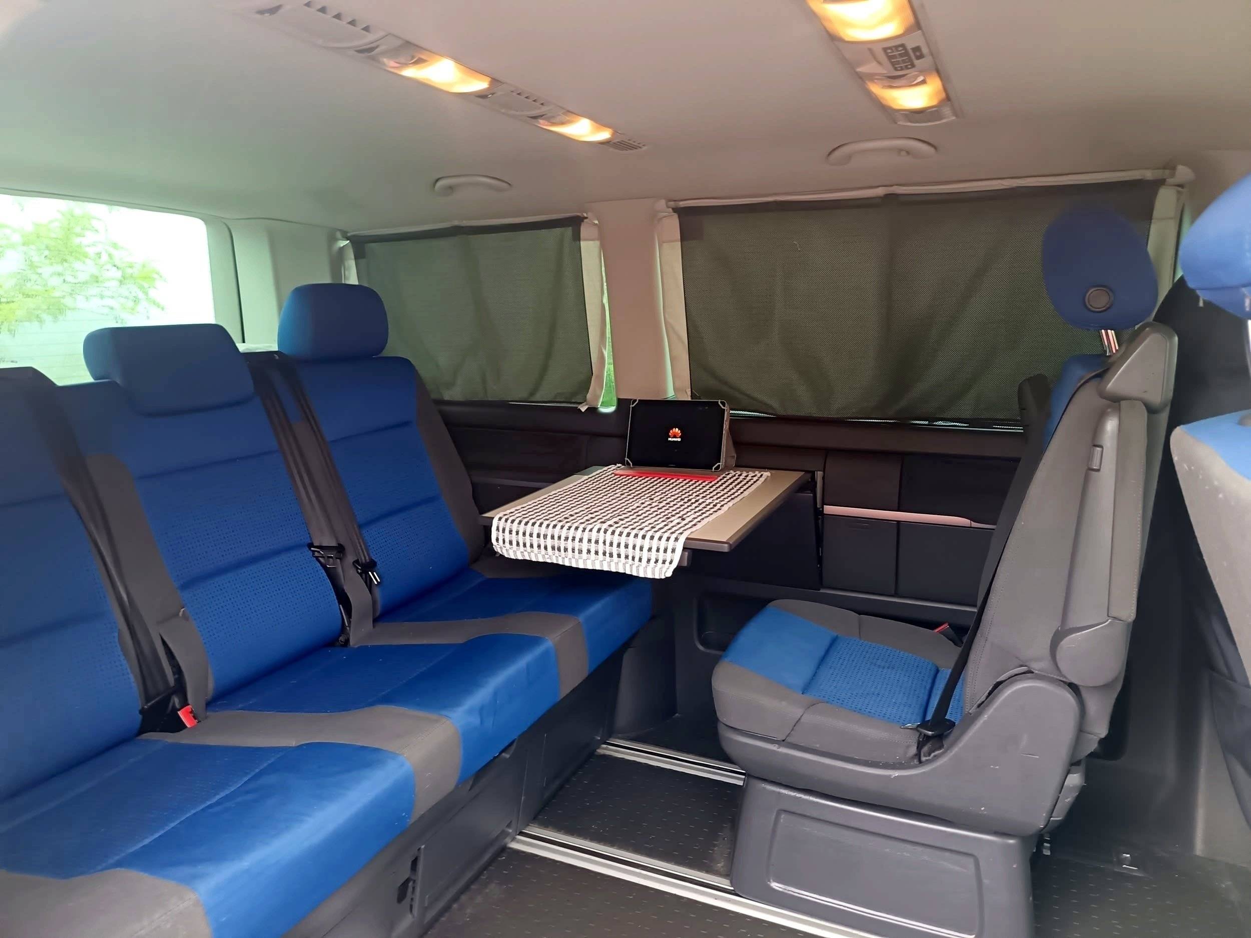 Dining Area Volkswagen T5 Long 2,5l TDI 130Cv - Yescapa