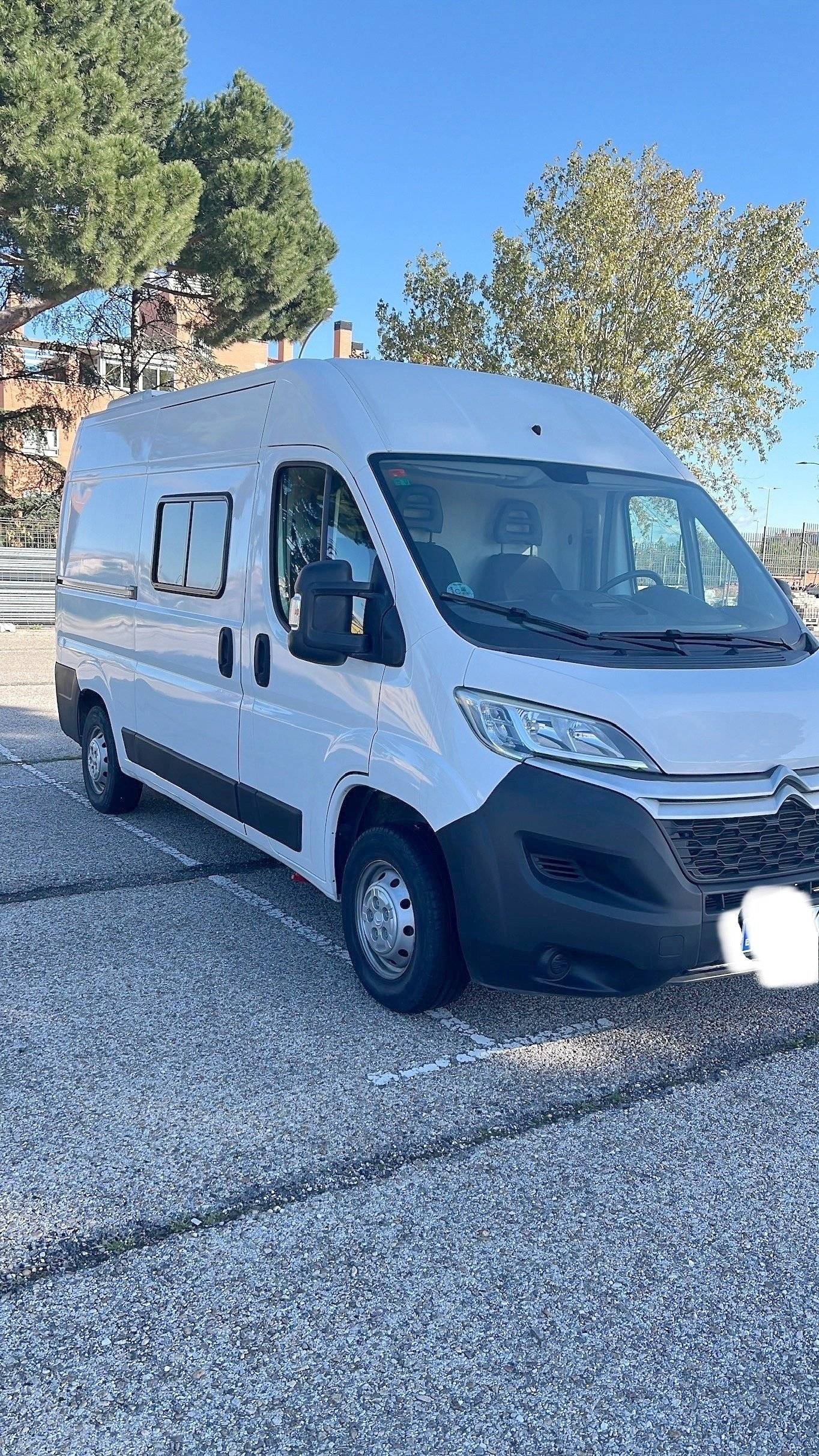 Vue avant de 3/4 Citroën Jumper 2,0 l 130 ch - Yescapa