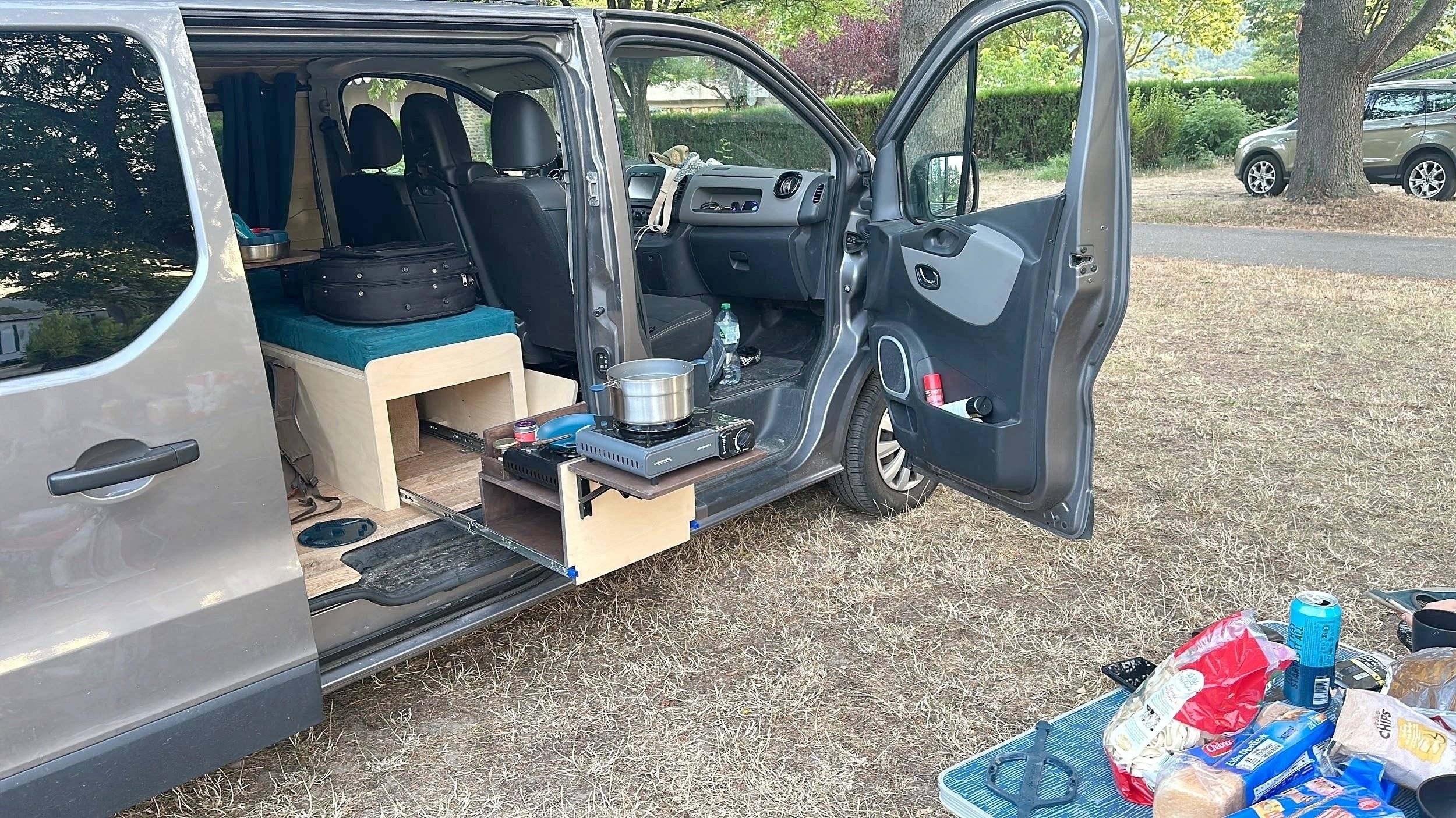 Dining Area Renault Trafic 1,6 l 140 ch - Yescapa