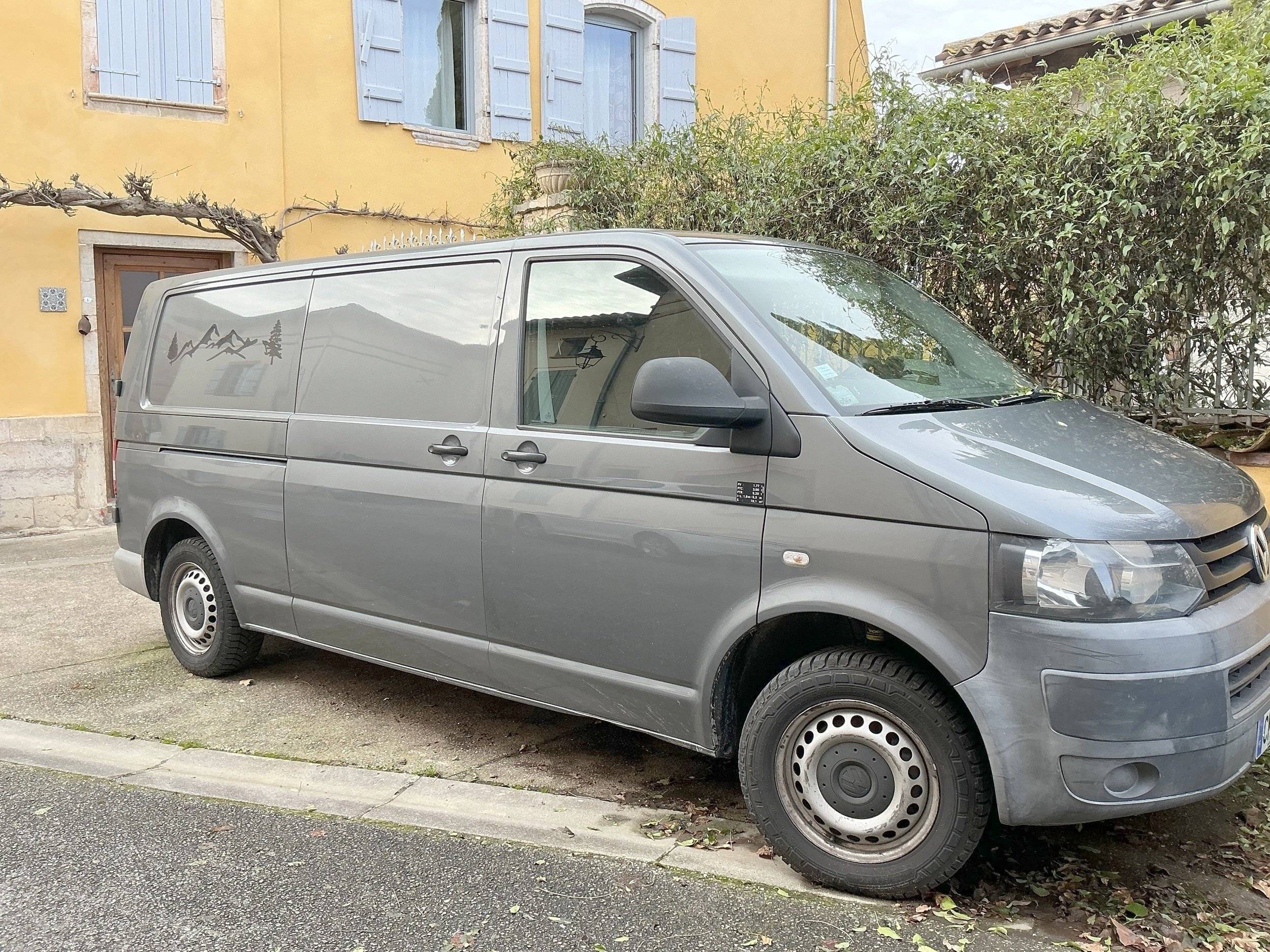 Voorkant 3/4 Volkswagen Transporteur T5 - Yescapa