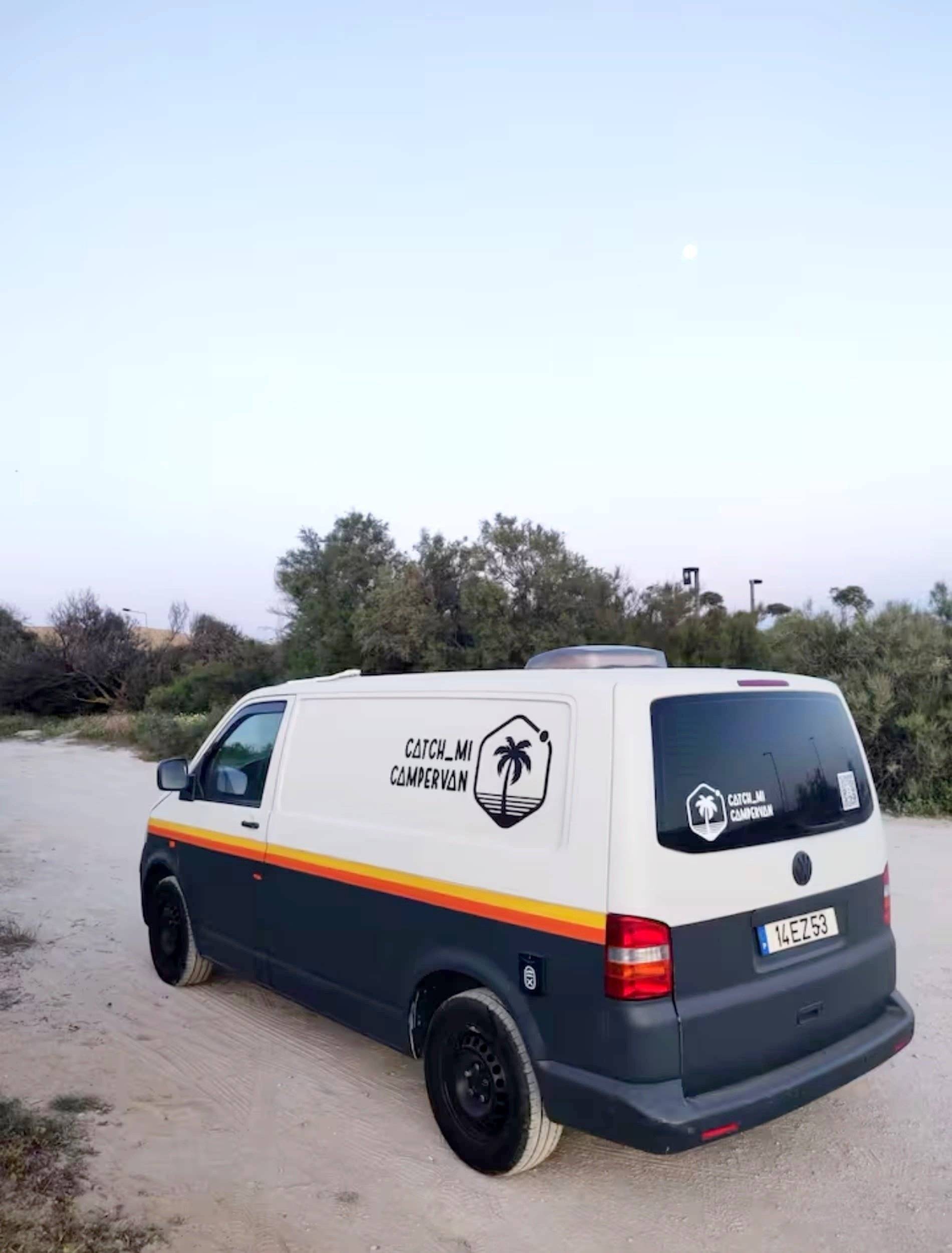 Vista de 3/4 Volkswagen TRANSPORTER T5 - Yescapa