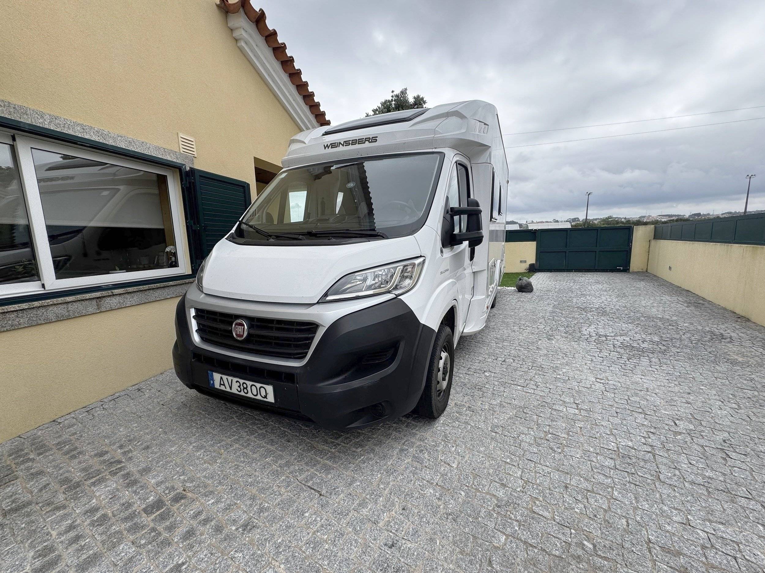 Vista del vehículo ángulo delantero Fiat 2,3 l 130 ch - Yescapa
