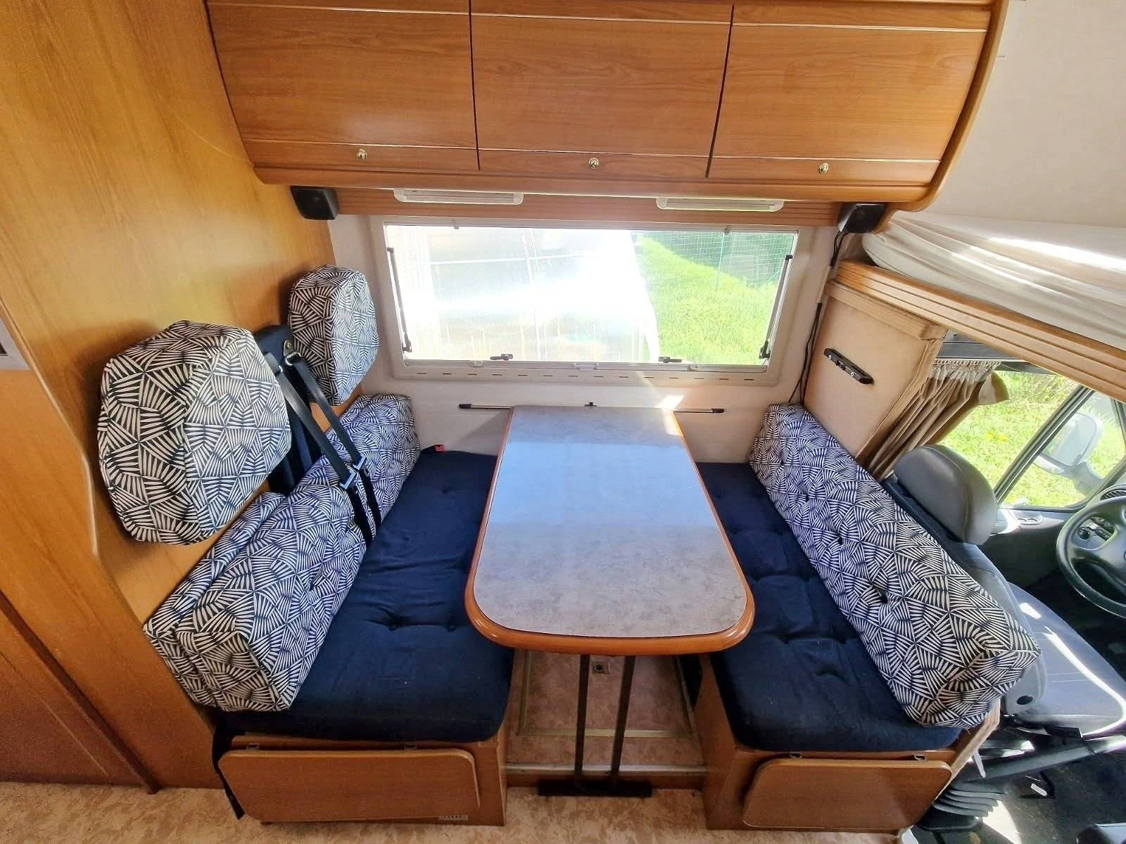 Dining Area Ford Transit 2,5 td - Yescapa
