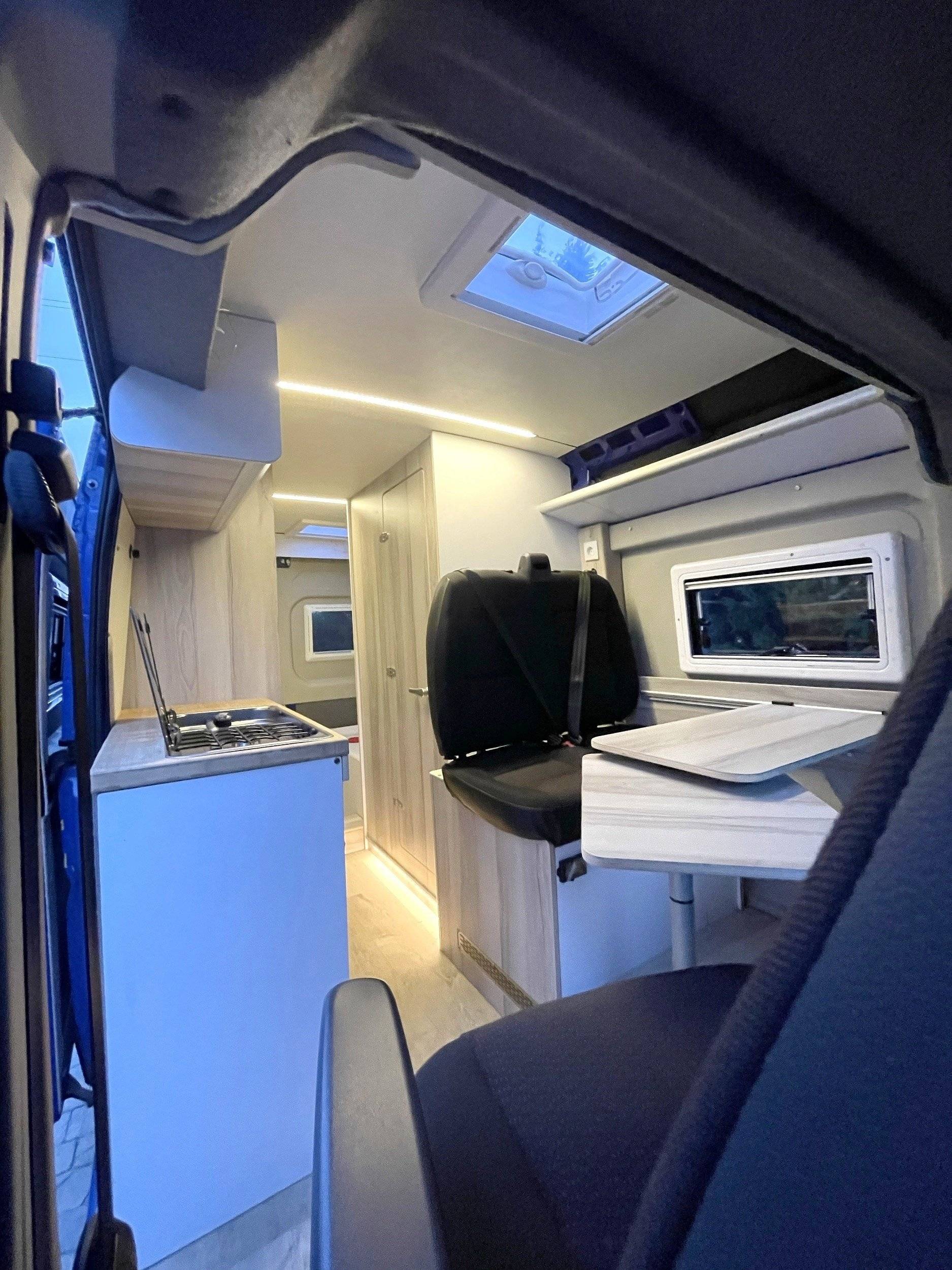 Dining Area Peugeot Boxer 2,0 l 130 ch - Yescapa