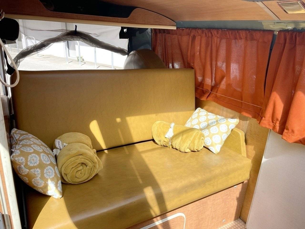 Dining Area Volkswagen T2a - Yescapa
