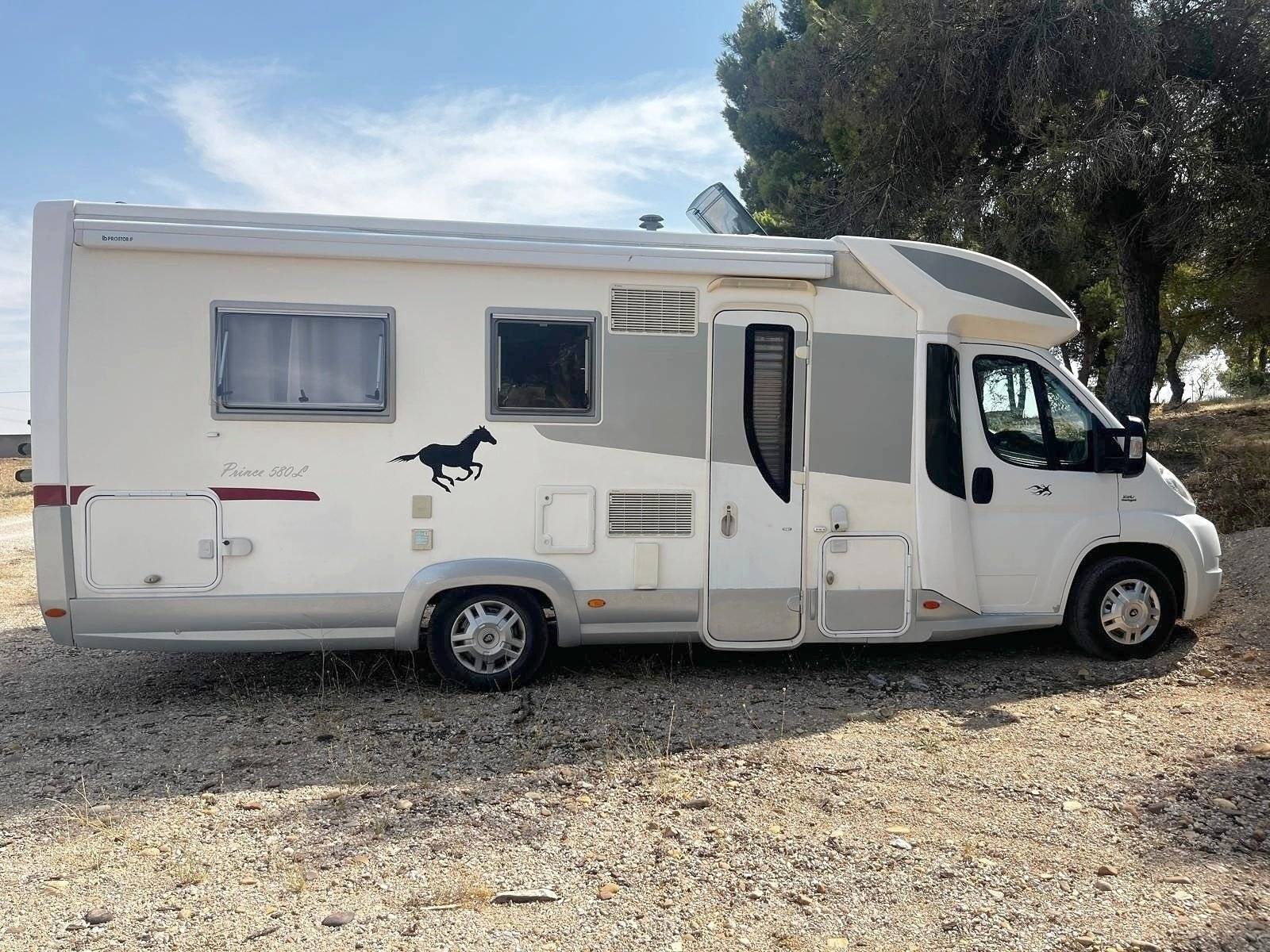 Vista del vehículo ángulo delantero Fiat 2,3 l 130 ch - Yescapa