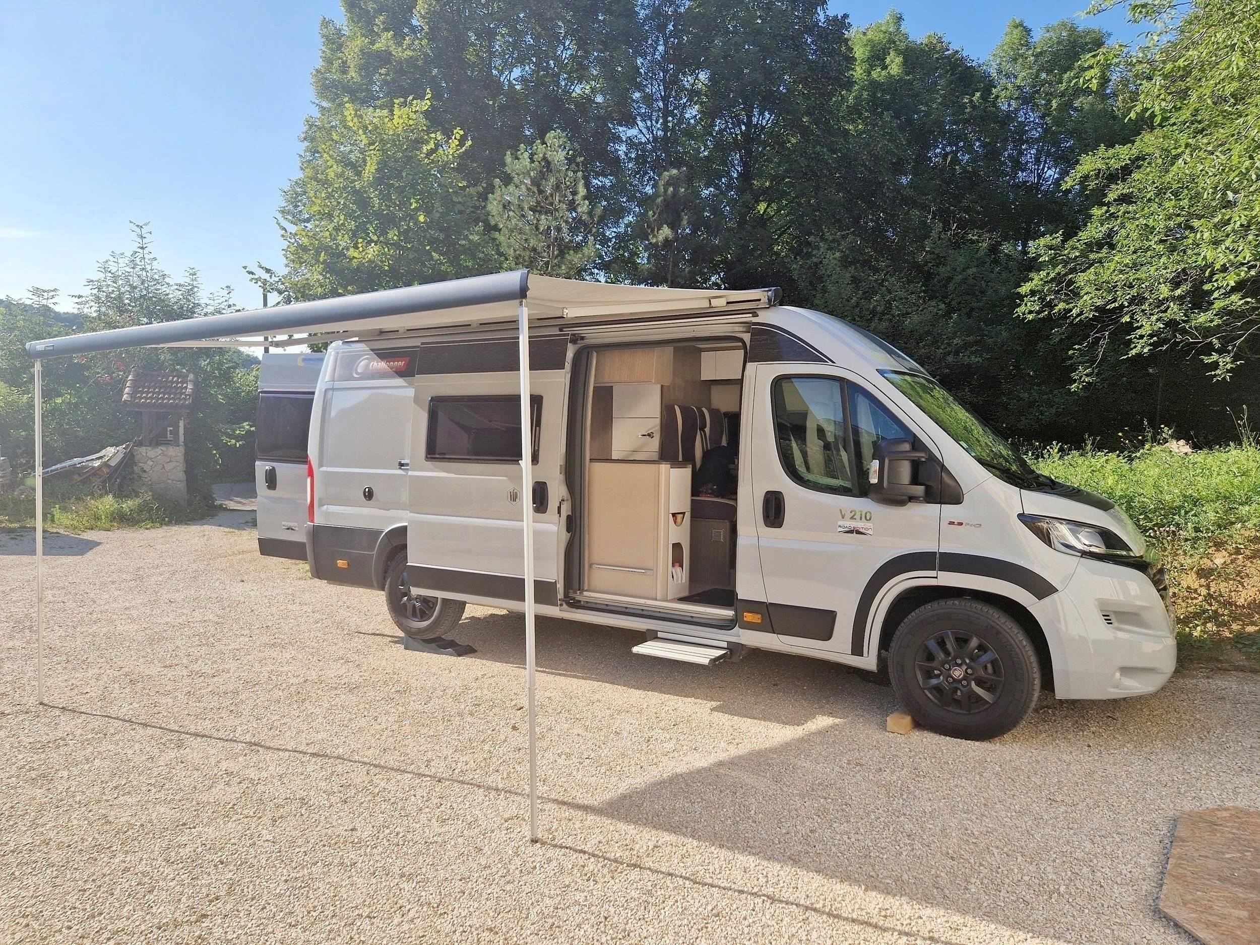 Challenger V210 road edition